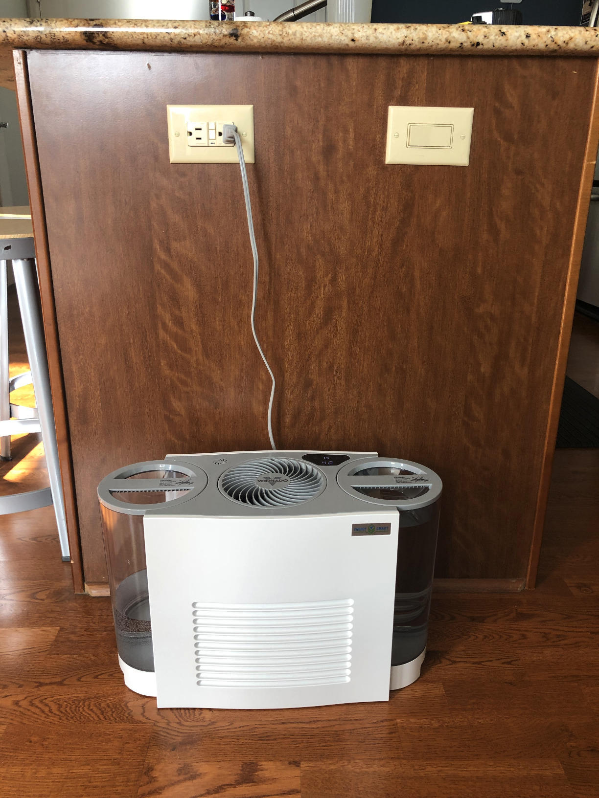 Vornado EVDC500 Energy Smart Evaporative Humidifier with 2 Gallon Dual Tank Capacity, LED Display, Automatic Shut-off, Electronic Humidistat, 4 Fan Speeds for Large Rooms up to 1000 sq ft customer photo 1