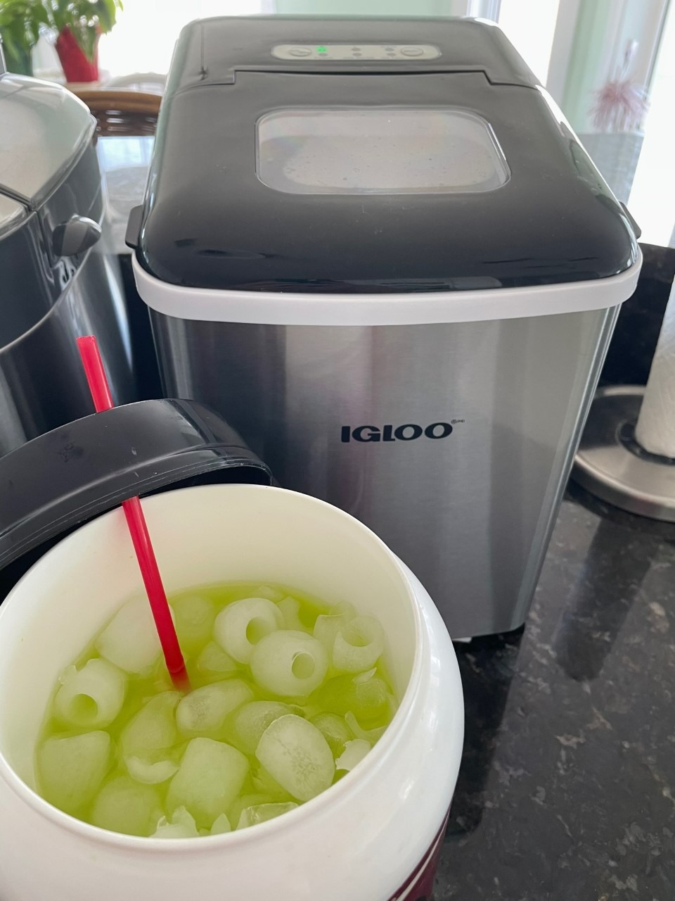 Igloo Premium Self-Cleaning Countertop Ice Maker Machine, Handled Portable Ice Maker, Produces 26 lbs. in 24 hrs. with Ice Cubes Ready in 6-8 Minutes, Comes with Ice Scoop and Basket customer photo 2