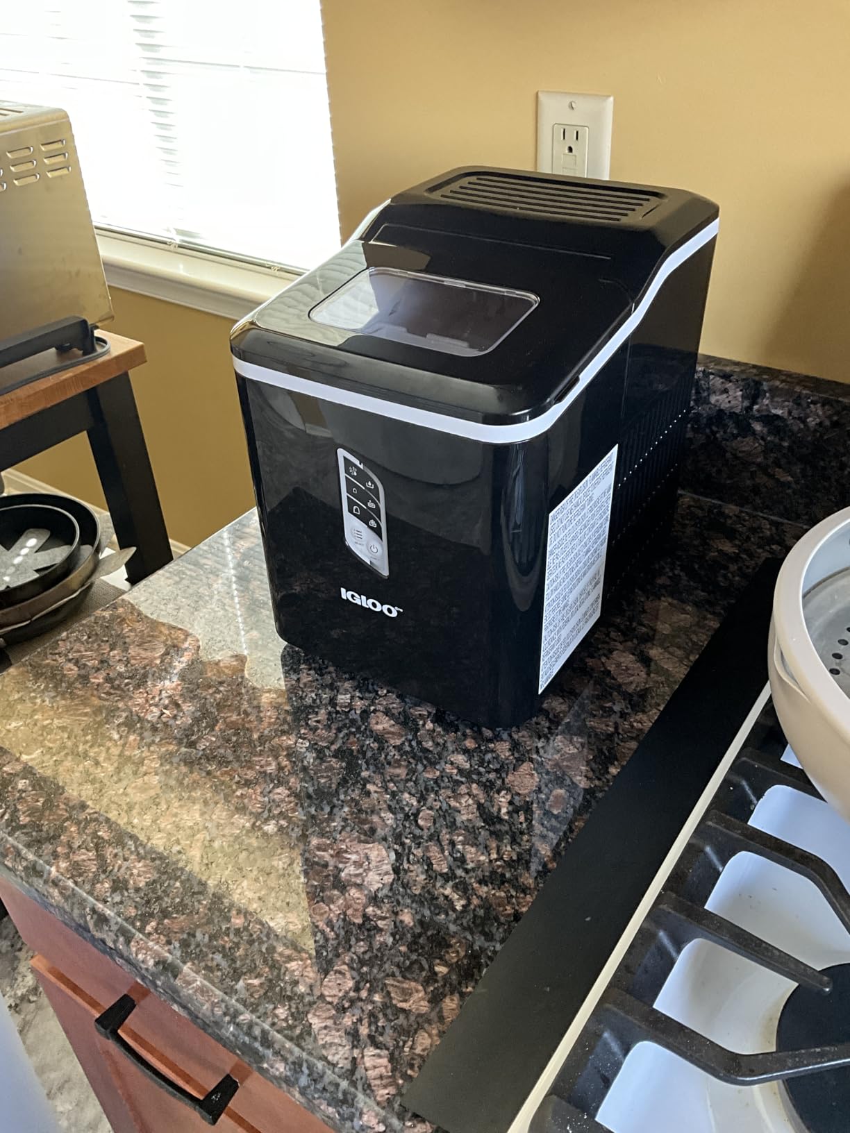 Igloo Handled Portable Ice Maker with Scoop - LED Control Panel & 1 Quart Water Tank - Produces 26 Lbs. of Ice in 24 Hours with 9 Large or Small Cubes In 7 Minutes customer photo 1