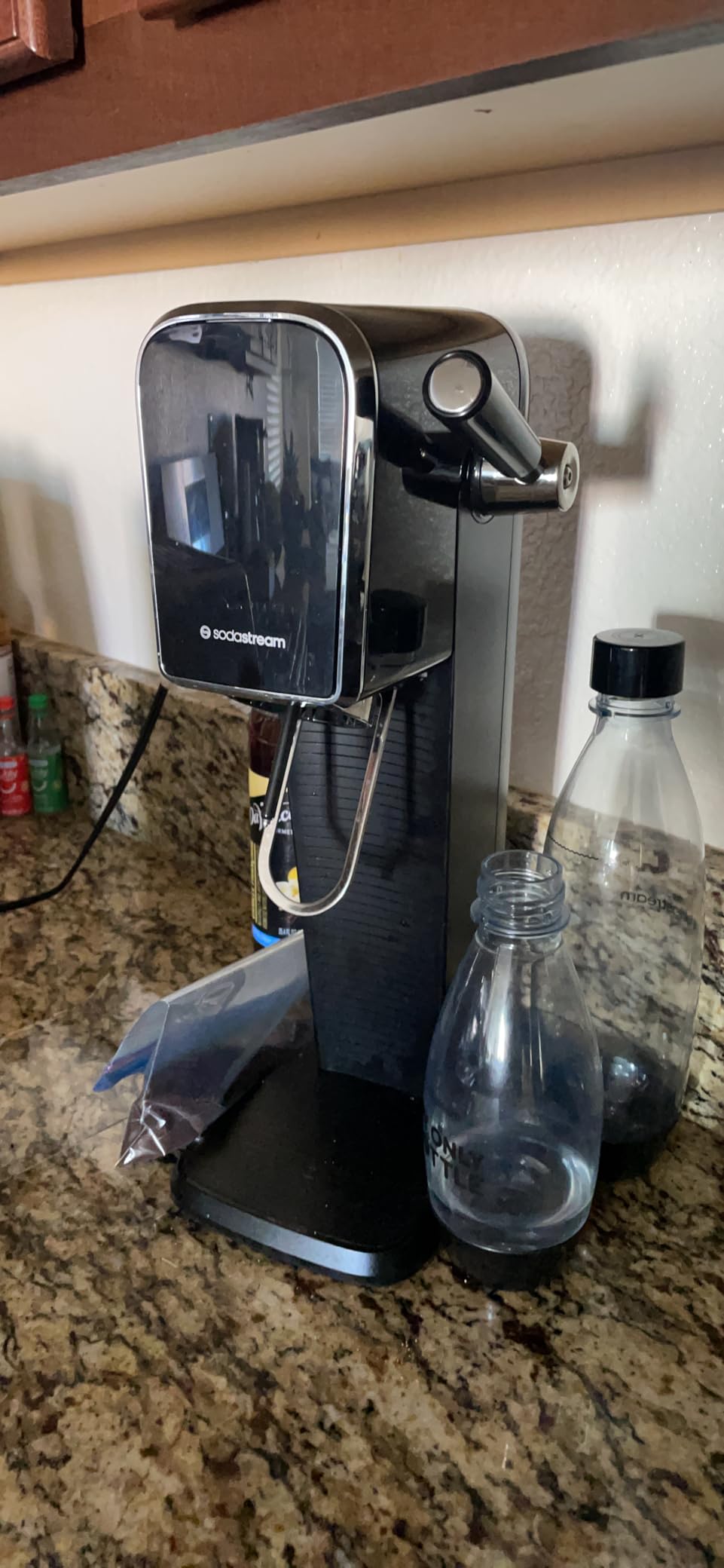 SodaStream - ART Sparkling Water Maker | STARTER KIT | CQC CO2 system | Includes 1x CO2 Cylinder, 1x32 & 1x16 Fl Oz Dishwasher Safe Bottles | Combine with Pepsi Flavors | Black customer photo 2