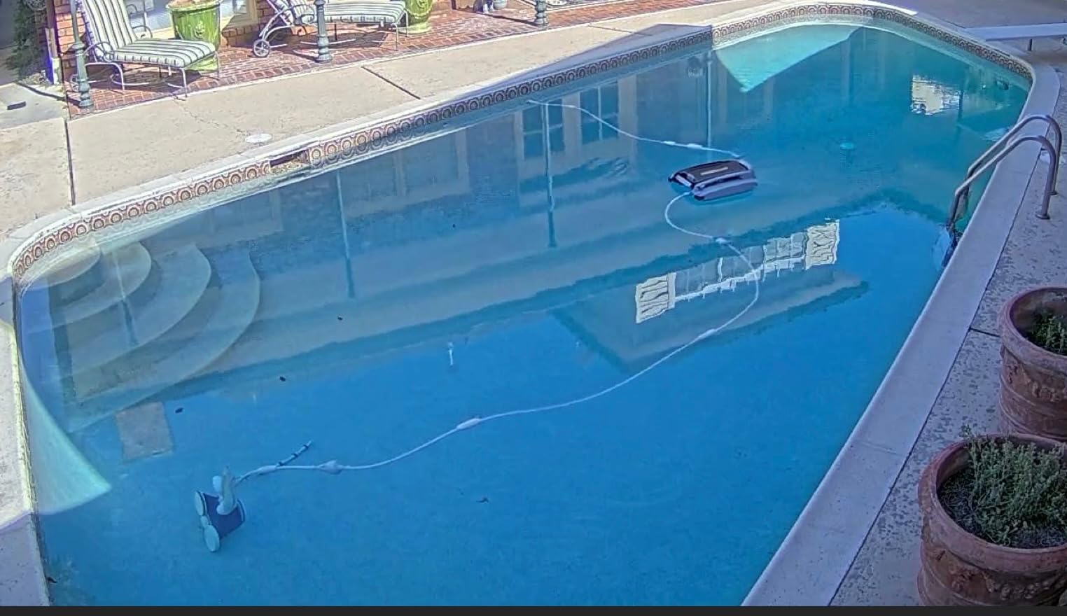 Betta SE Plus - Solar-Powered Robotic Pool Skimmer with 24/7 Continuous Cleaning Power, Dual Charging Options, Twin Salt Chlorine Tolerant Motors, and Shallow Water Safeguard customer photo 1