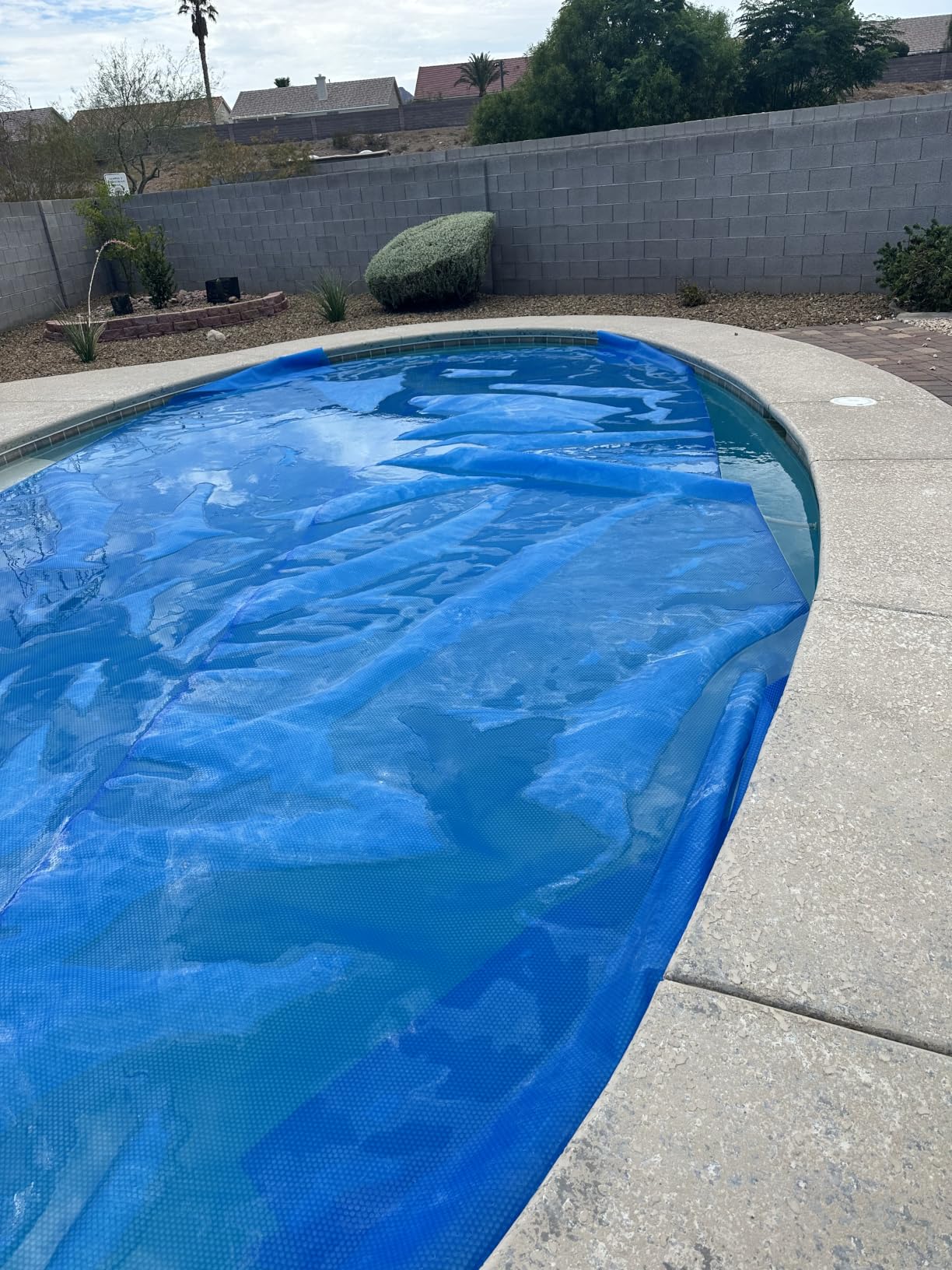 VEVOR Solar Pool Cover, 32 x 16 ft Rectangle Solar Blanket for Pools, 16 mil Solar Covers for Inground Above Ground Swimming Pool Solar, Blue customer photo 1