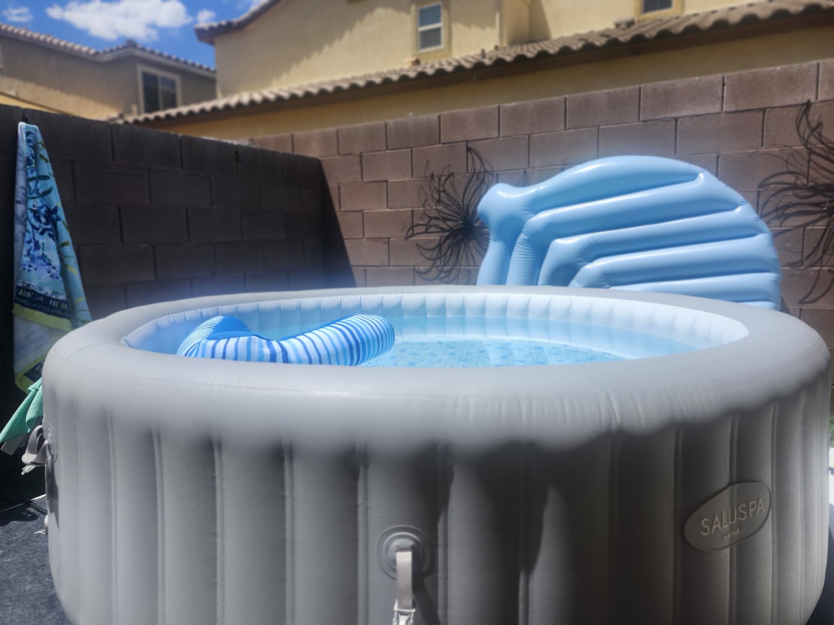 Bestway SaluSpa Hawaii 4 to 6 Person Inflatable Hot Tub, Square Energy-Efficient Portable Outdoor Spa with 140 AirJets, 71