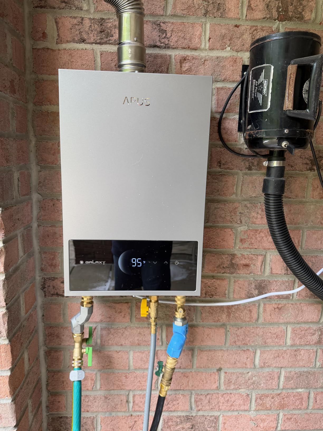 APUS Tankless Water Heater Propane Gas, Up to 5.5 GPM, Indoor Hot Water Heater, 120,000 BTU on Demand Instant Hot Water Heaters with Smart Digital Display, Space Gray customer photo 2