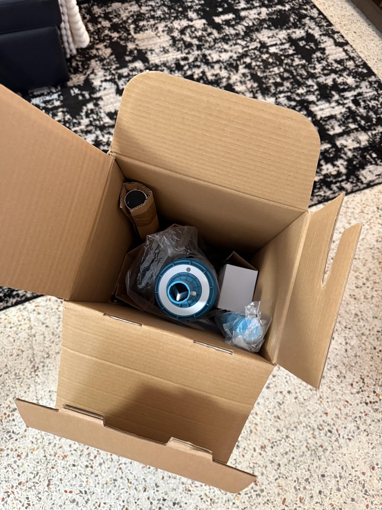 STARRYBOT Hot Tub Vacuum, Handheld Pool Cleaner with Pole | Designed for spas and above-ground pools, with 90-min runtime, brush heads, and filter bags for spot cleaning. customer photo 1