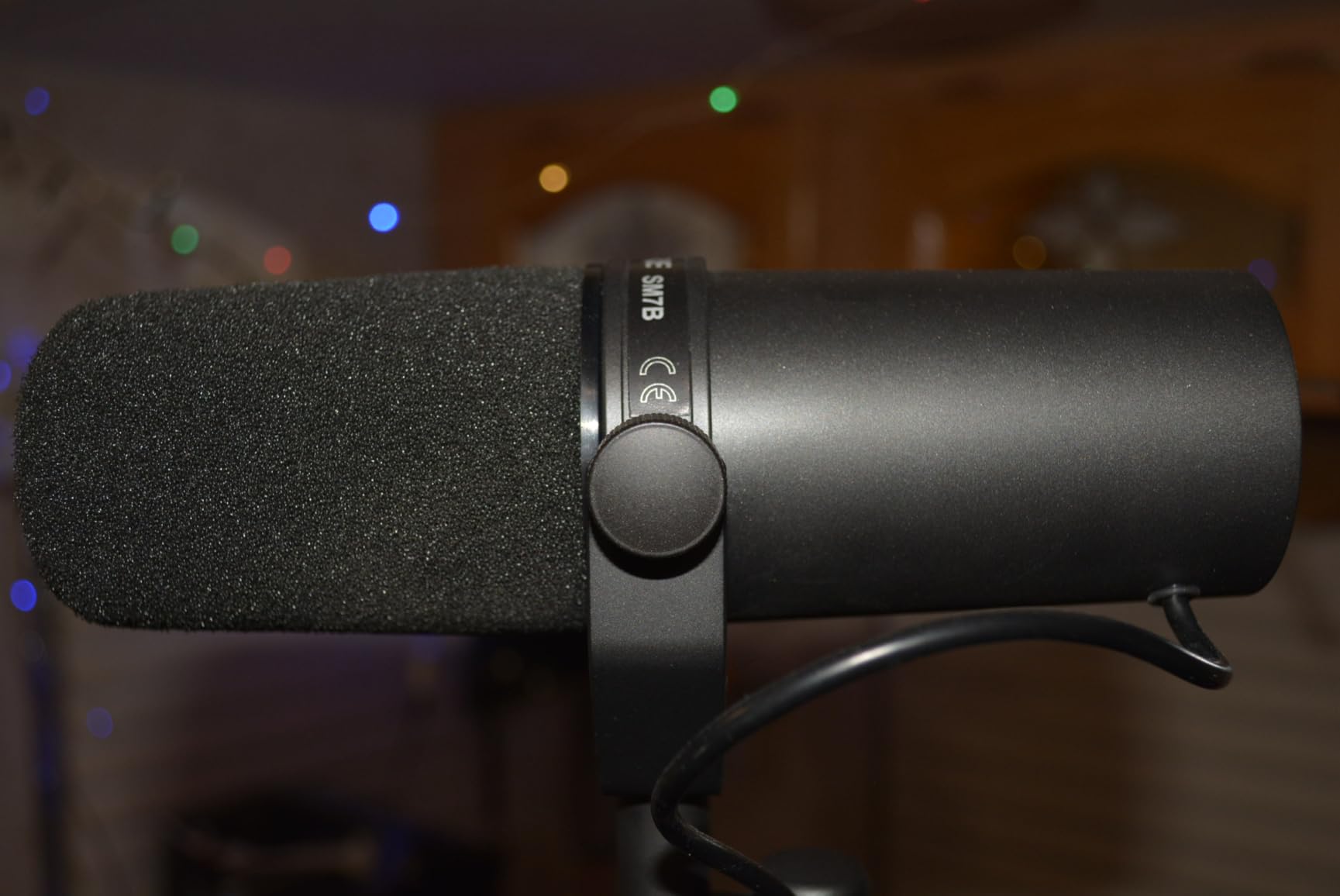 Shure SM7B Dynamic Studio Microphone - XLR Mic for Podcasting, Streaming, Vocal Recording & Broadcasting, Wide Frequency Range, Smooth Warm Audio, Detachable Windscreen, Black customer photo 1