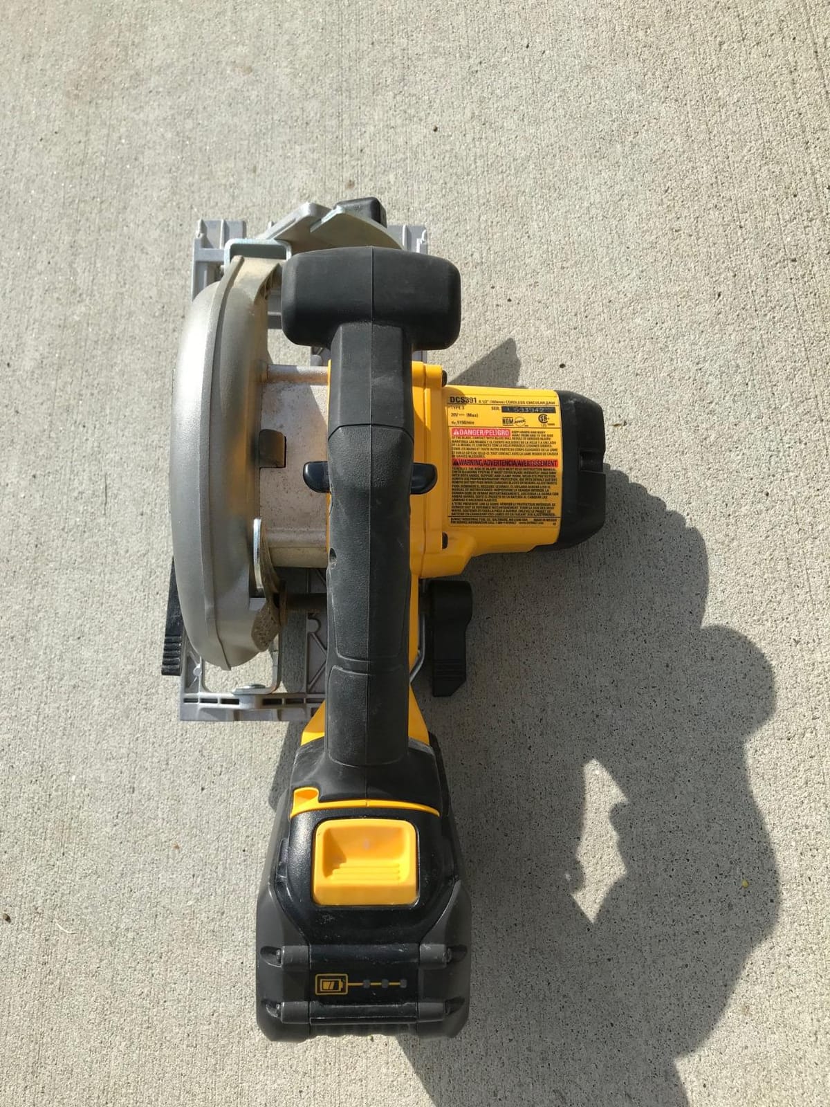 DEWALT 20V MAX Circular Saw, Cordless Sidewinder Style Portable, 6-1/2-Inch Blade, 5150 RPM, 0-50 Degree Bevel Capability, Battery Not Included (DCS391B) customer photo 1