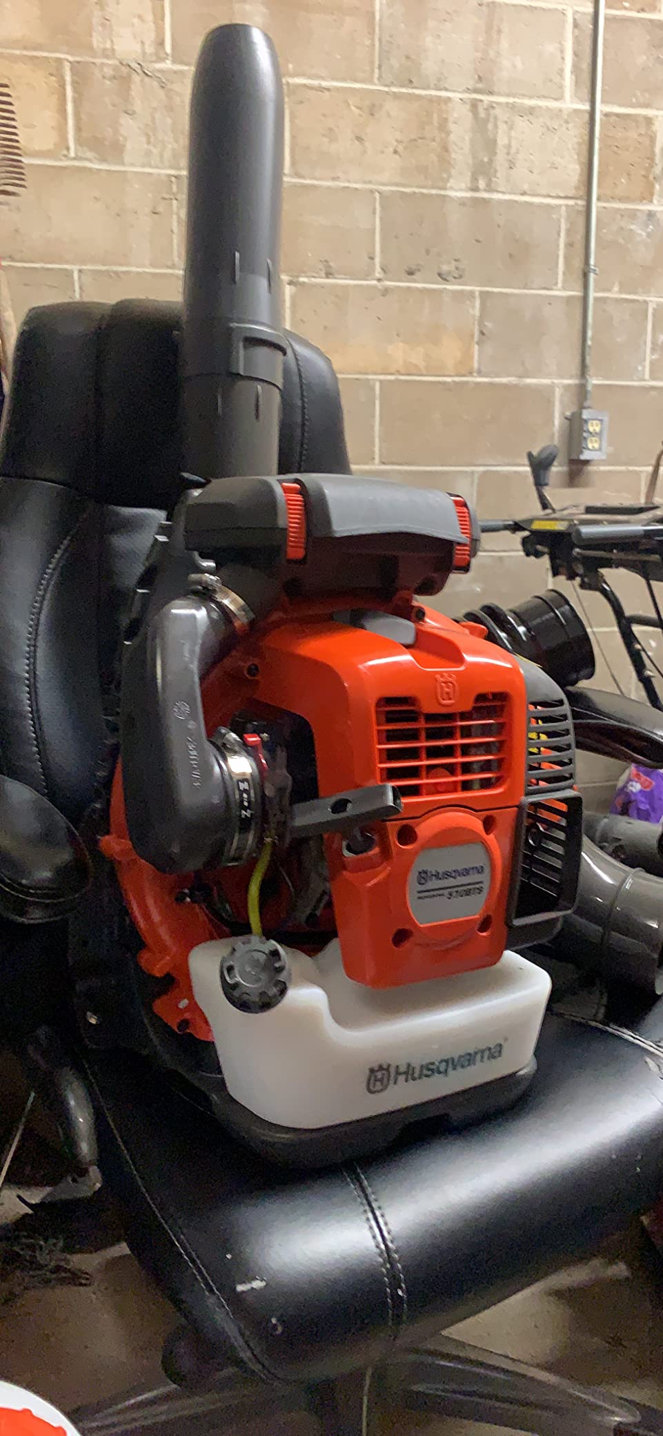 Husqvarna 570BTS Backpack Leaf Blower, 66-cc 4-HP 2-Cycle Gas Leaf Blower, 972-CFM, 236-MPH, 37-N Powerful Clearing Performance and Ergonomic Design, Gifts for Men customer photo 2