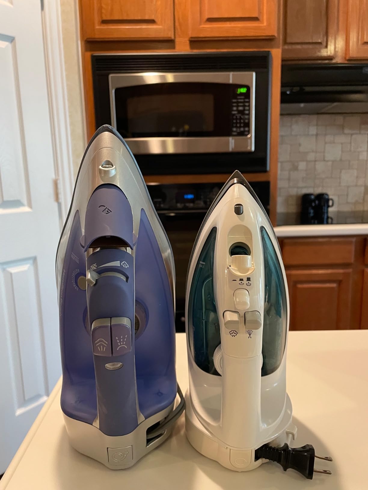 Hamilton Beach Steam Iron with Durathon Soleplate - Retractable Cord, 1500W customer photo 1