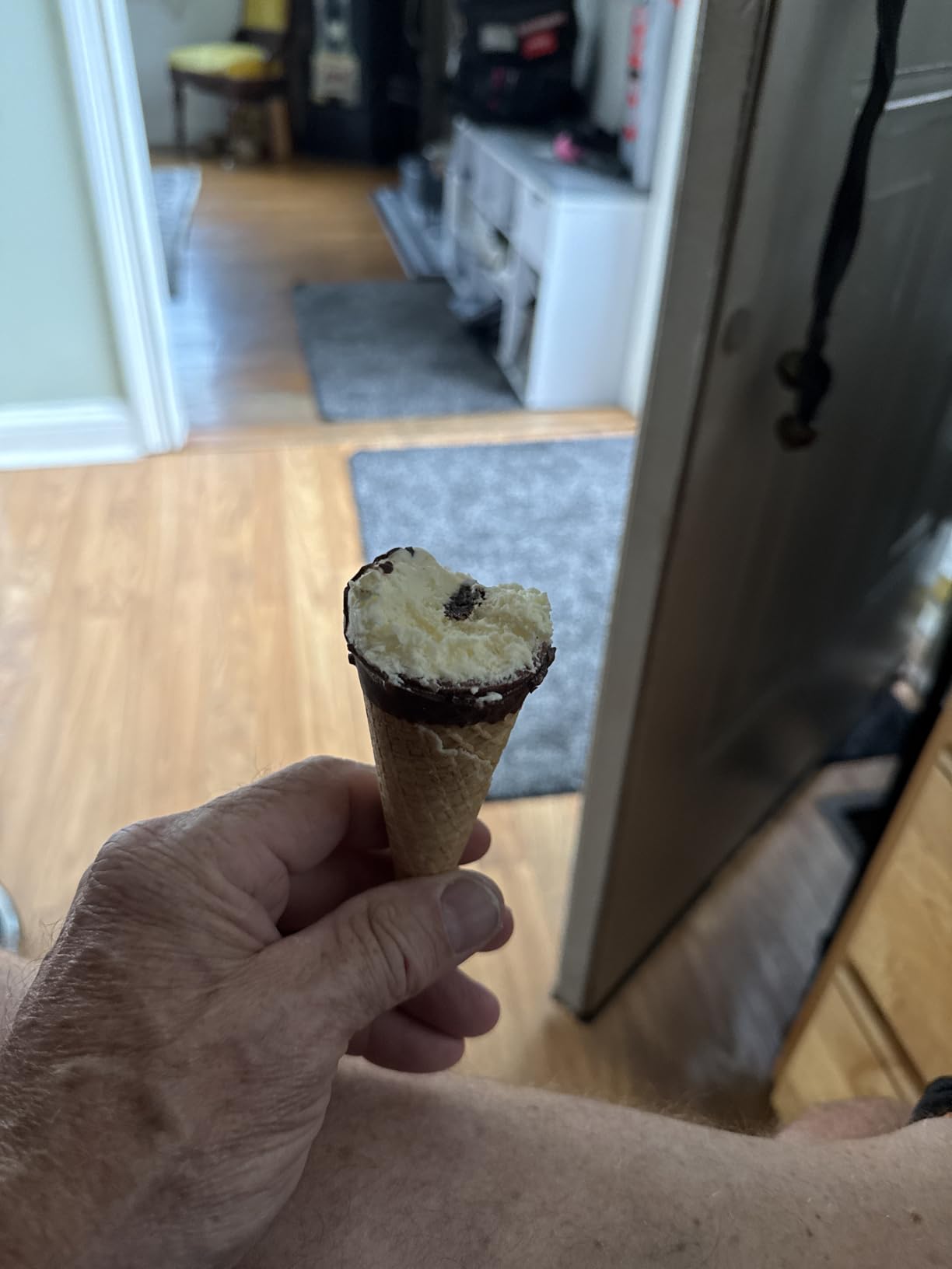 Drumstick Dipped Variety Pack, Vanilla Fudge, Vanilla Caramel, Vanilla Sundae Cone, 8 Count (Frozen) customer photo 1