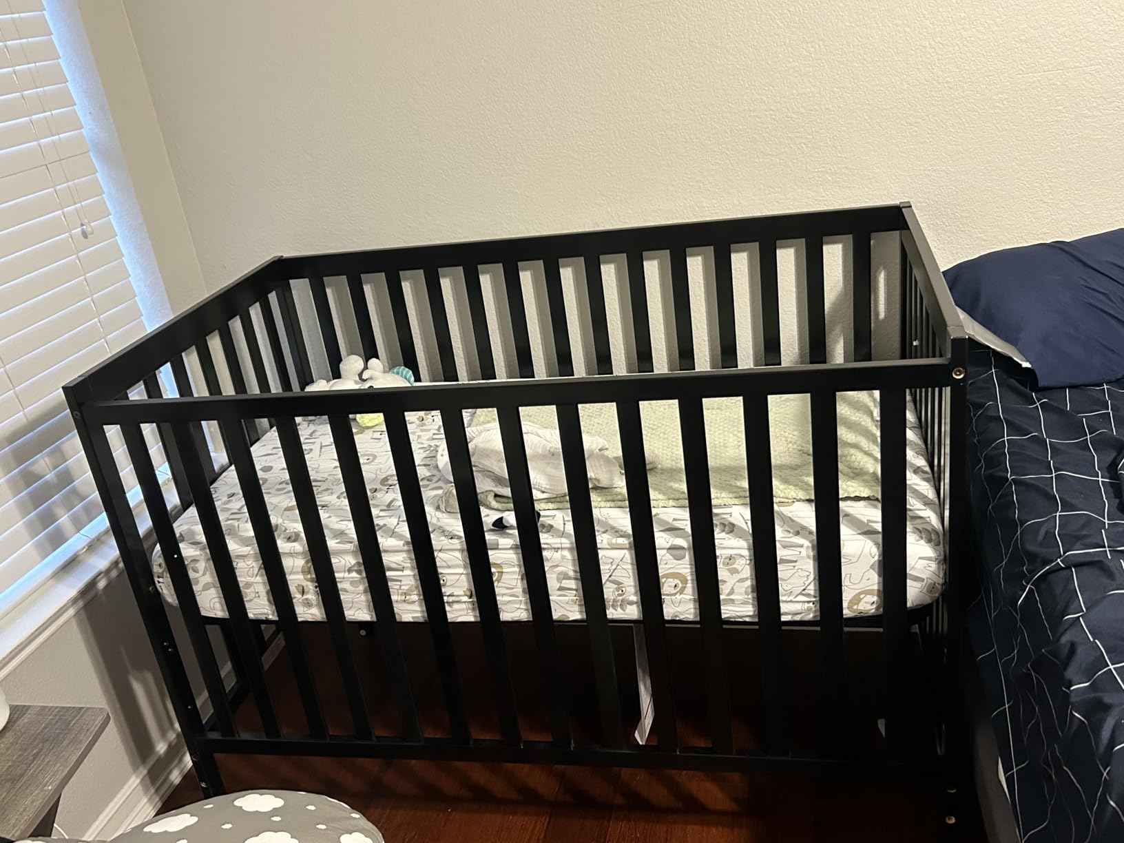 Dream On Me Synergy 5-in-1 Convertible Full Size Baby Crib, GREENGUARD Gold, ASTM & CPSC Tested, Converts to Toddler, Day and Full Size Bed, White customer photo 2