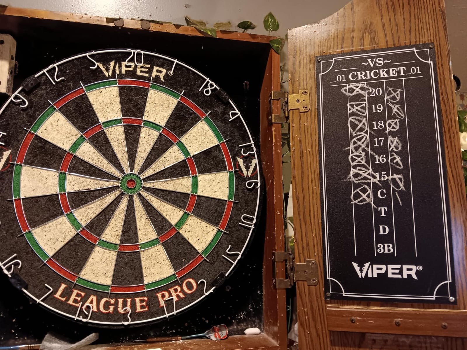 Viper League Pro Regulation Bristle Steel Tip Dartboard Starter Set with Staple-Free Bullseye, Radial Spider Wire, High-Grade Sisal with Rotating Number Ring, Chalk Cricket Scoreboard, Steel Tip Darts customer photo 2