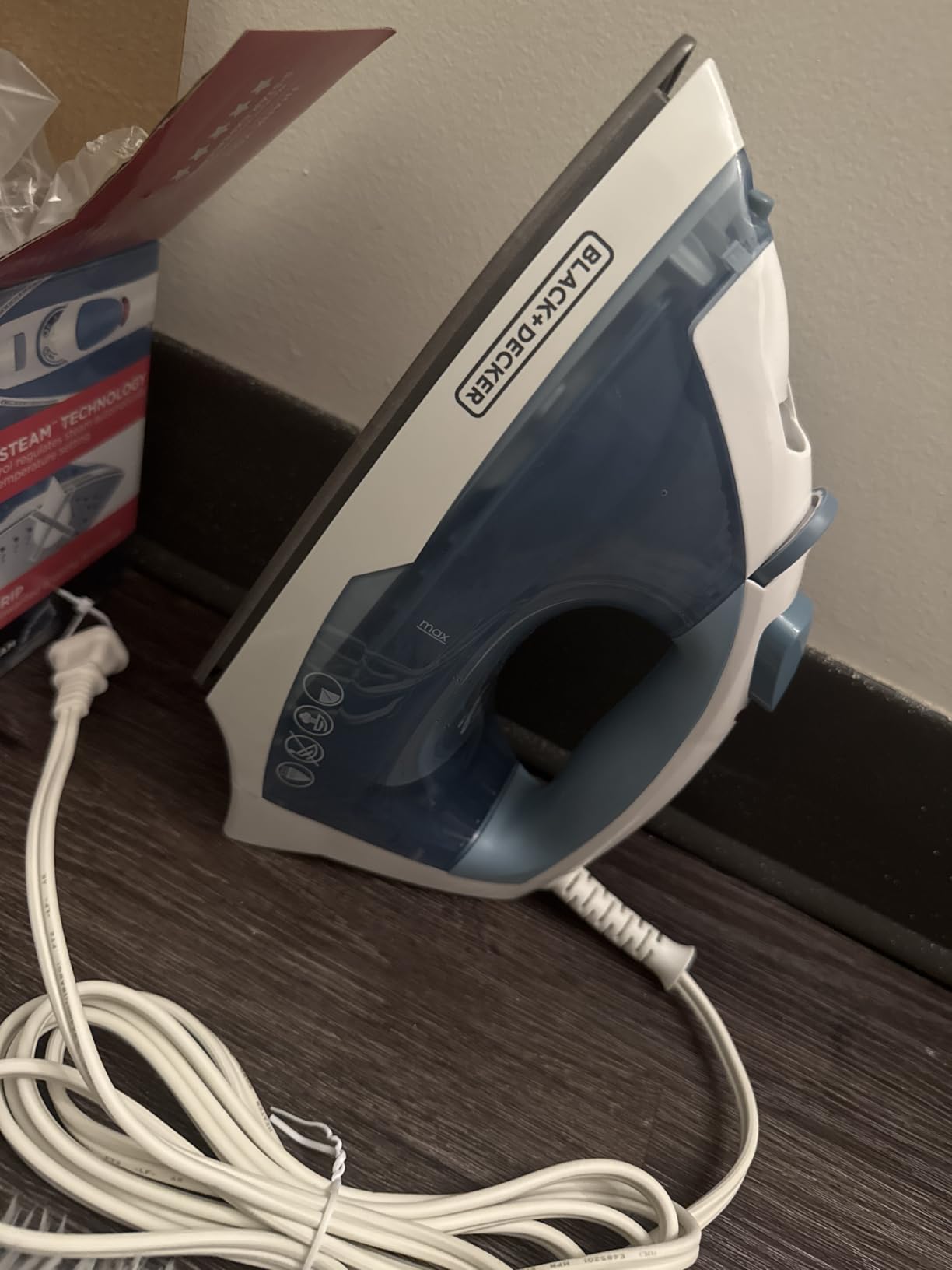 BLACK+DECKER Steam Iron for Clothes with Auto Shutoff & TrueGlide Soleplate customer photo 1