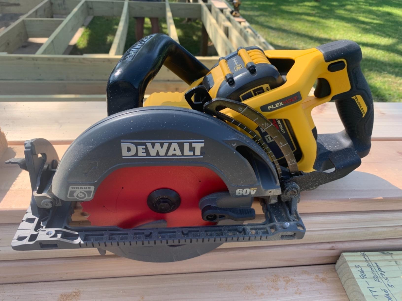 DEWALT FLEXVOLT 60V MAX Circular Saw Kit, 7-1/4-Inch, Worm Style, 9.0Ah Battery (DCS577X1) customer photo 2