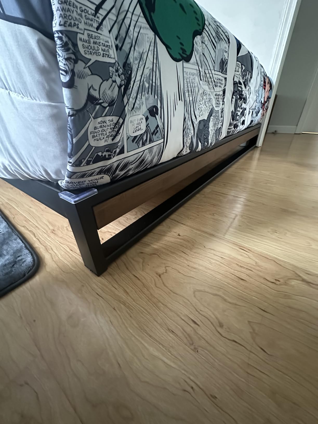 ZINUS Suzanne 37 Inch Metal and Wood Platform Bed Frame / Solid Wood & Steel Construction / No Box Spring Needed / Wood Slat Support / Easy Assembly, Chestnut Brown, Queen customer photo 1
