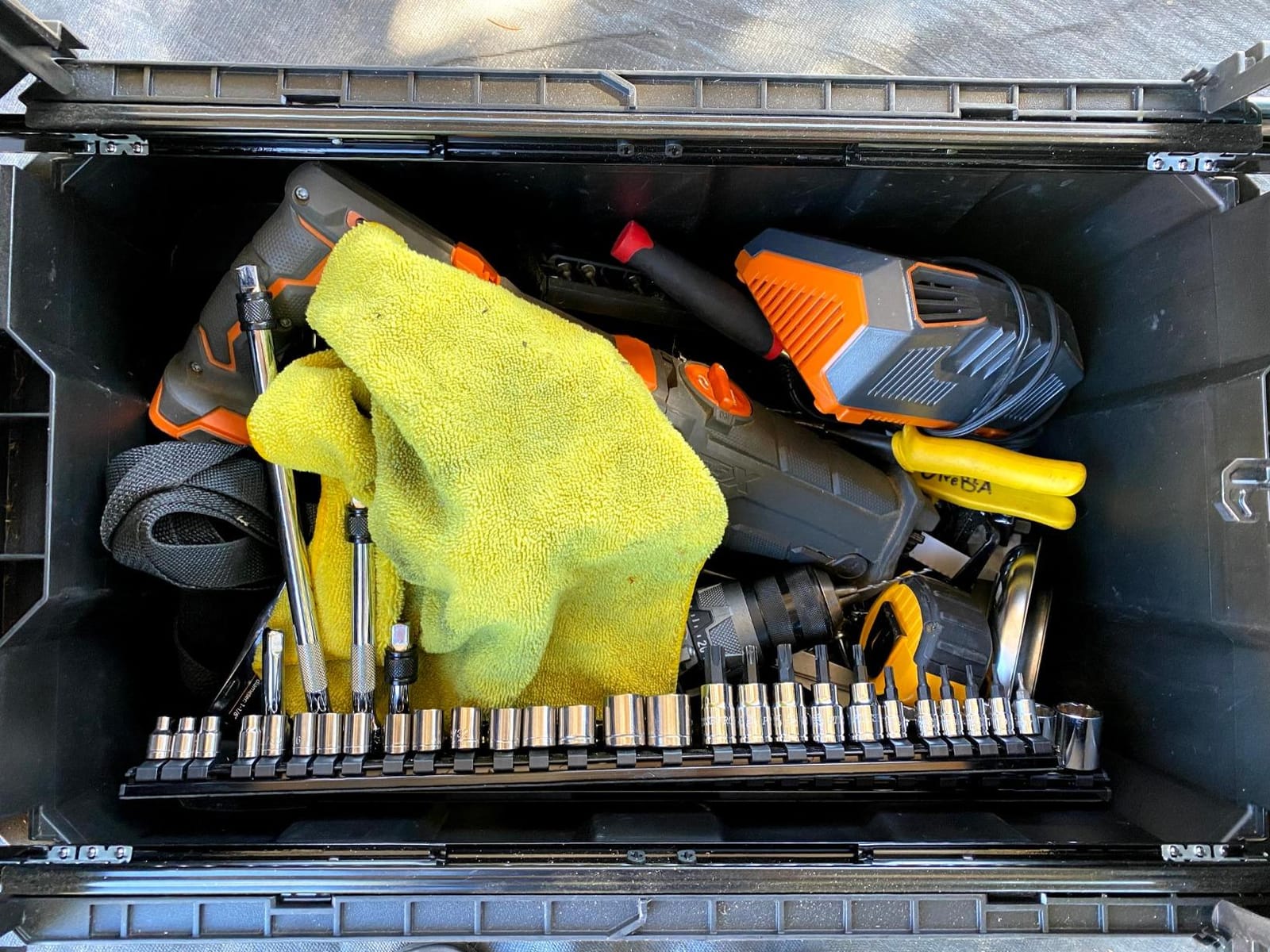 Keter Masterloader Resin Rolling Tool Box with Locking System and Removable Bins, Black, Heavy Duty, Weatherproof, All Terrain Wheels customer photo 1