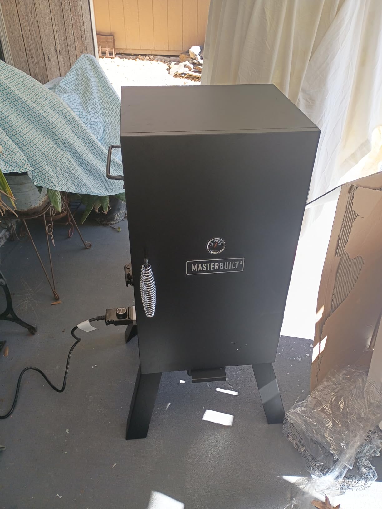 Masterbuilt 30-inch Electric Vertical BBQ Smoker with Analog Temperature Control, Chrome Smoking Racks and 535 Cooking Square Inches, Model MB20070210 customer photo 1