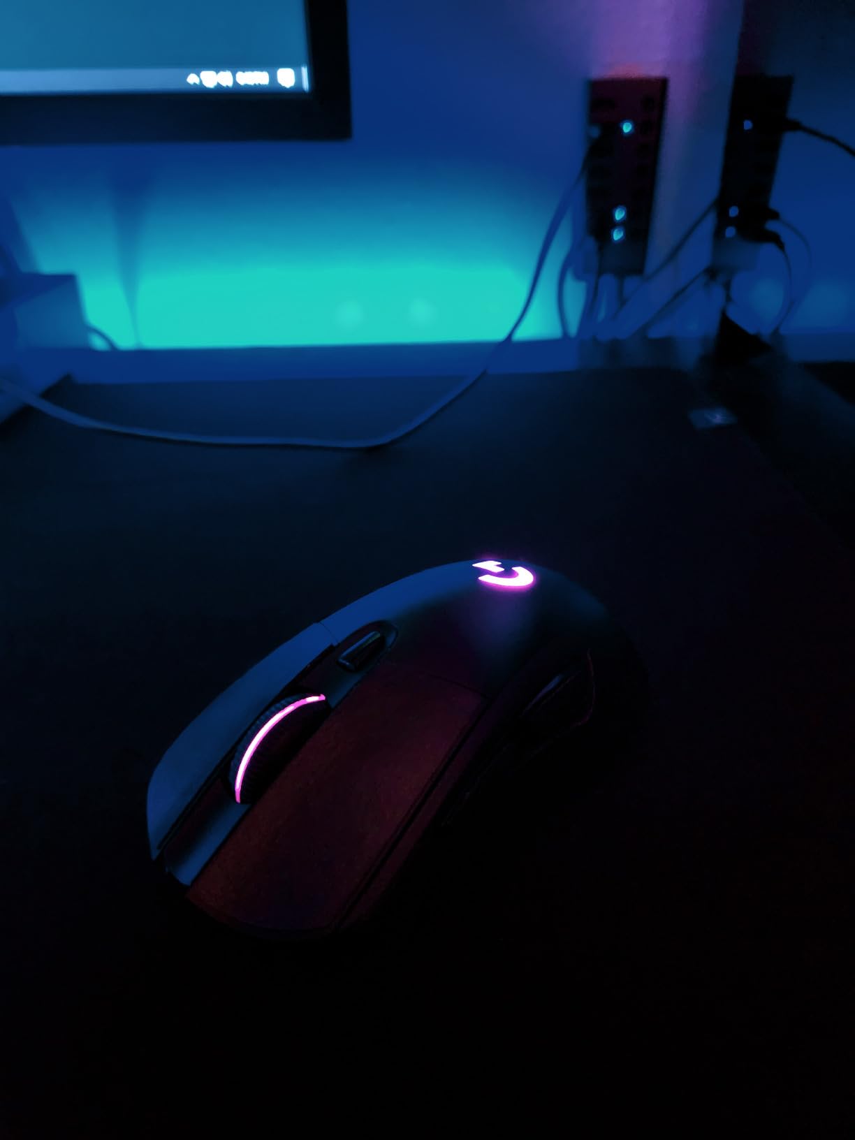 Logitech G703 Lightspeed Wireless Gaming Mouse - Black | Hero 25K Sensor, LIGHTSYNC RGB, Powerplay Compatible, 10G Optional Weight, 100-25,600 DPI, Rubber Side Grips customer photo 1