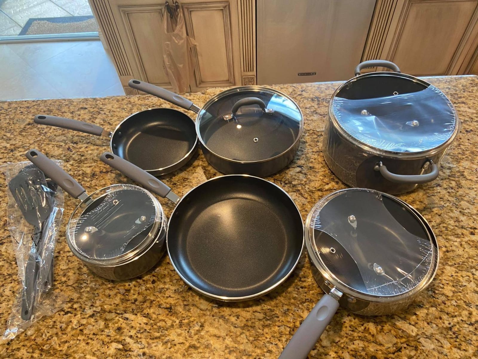Amazon Basics Non-Stick Cookware Set, Pots and Pans with Lids, Hard Anodized Aluminum, Dishwasher Safe, Oven Safe, Black, 12-Piece customer photo 2