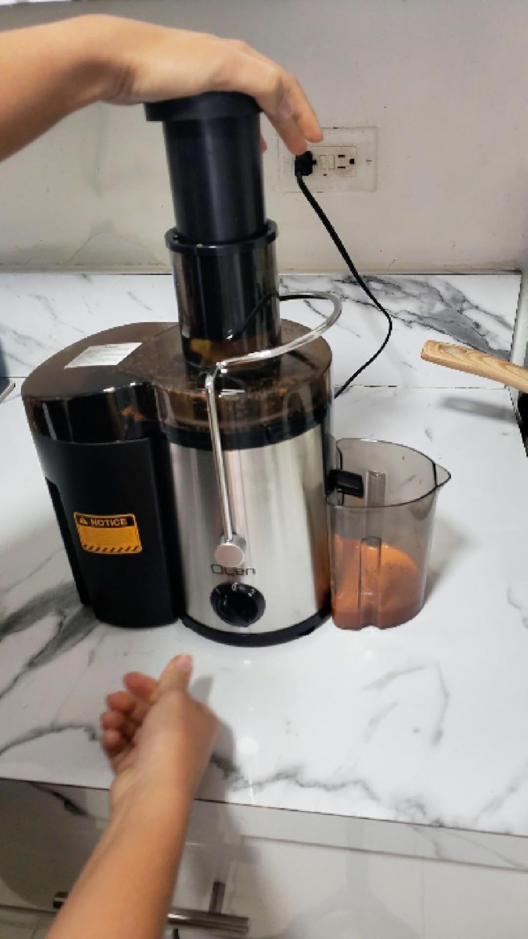 QCen Juicer Machine 500W Centrifugal Juicer with Extra Wide Feed Chute | For Fruits And Vegetables, Stainless Steel, BPA-Free Parts, Easy To Clean, Compact Countertop Juicer, Black customer photo 2
