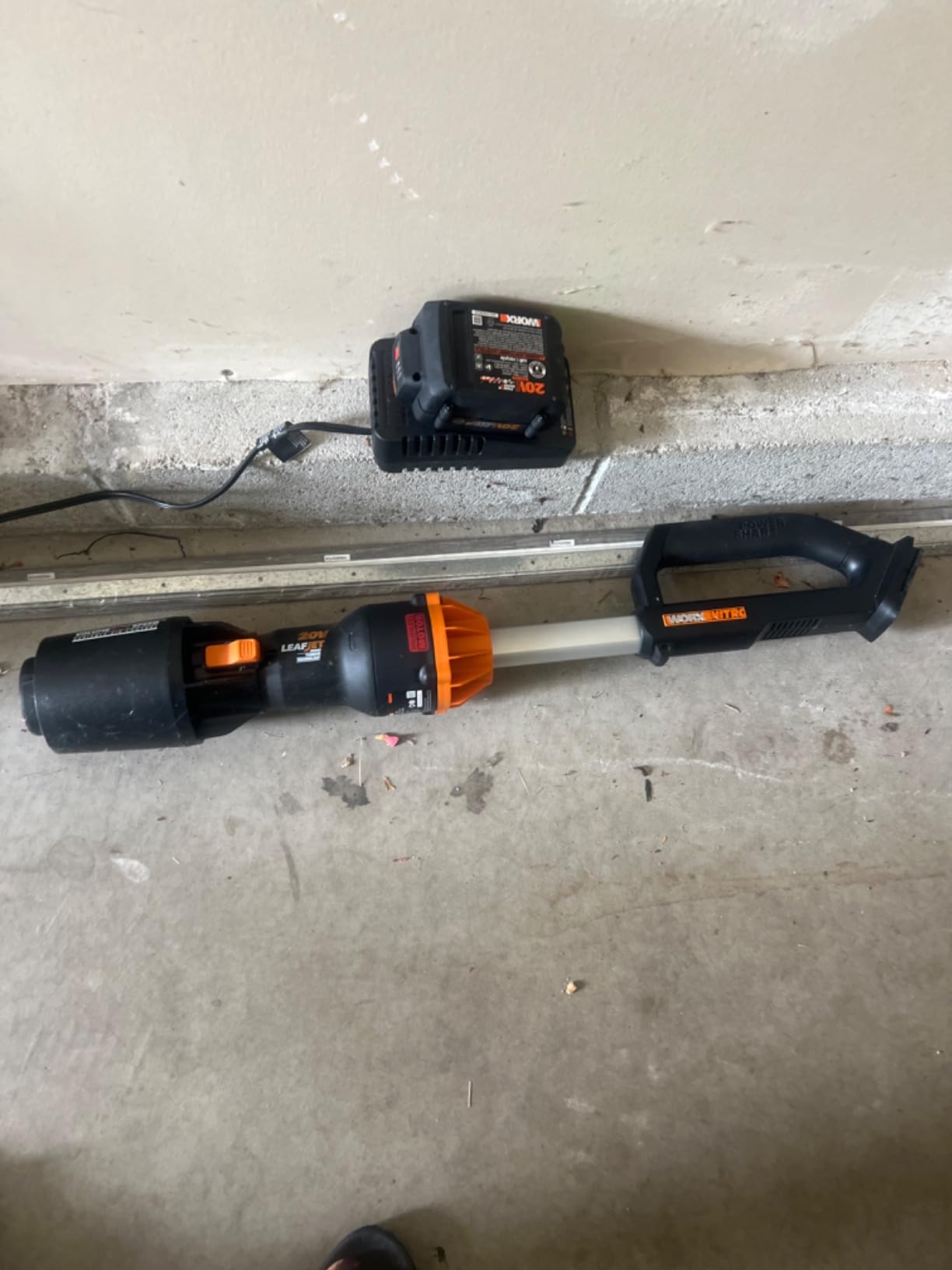 WORX Nitro Cordless Leaf Blower, Electric Blower with 410 CFM & 130 MPH, Blowers for Lawn Care with 3.8 Lbs, 4.0 Ah Battery & Charger Included, WG543 customer photo 1