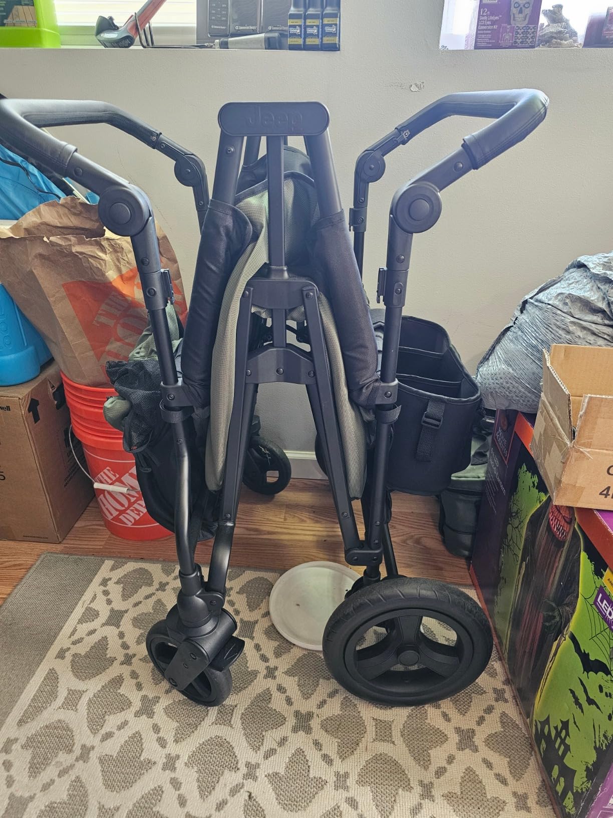 Jeep Deluxe Wrangler Stroller Wagon with Cooler Bag and Parent Organizer by Delta Children, Black/Green customer photo 2