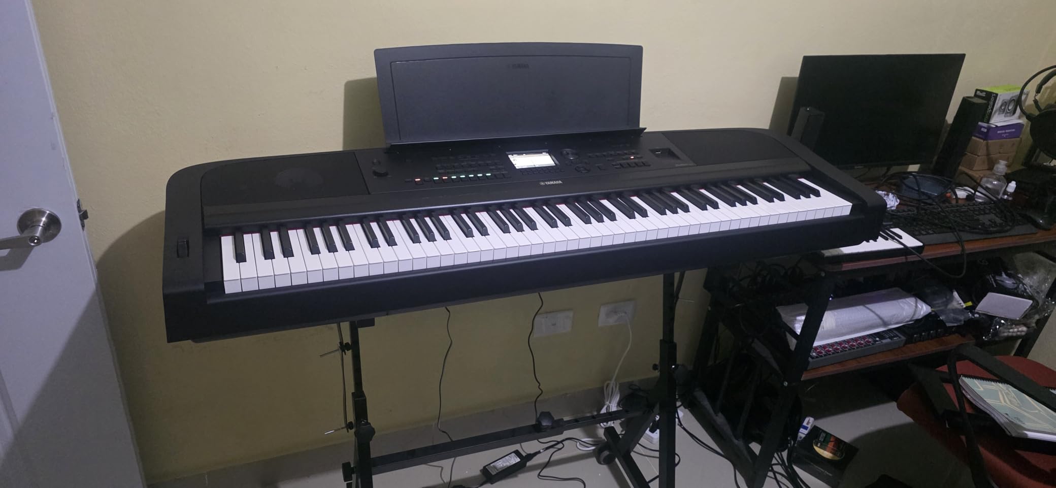 Yamaha DGX-670B 88-Key Weighted Digital Piano, Black, with Sustain Foot Switch and Music Rest customer photo 2
