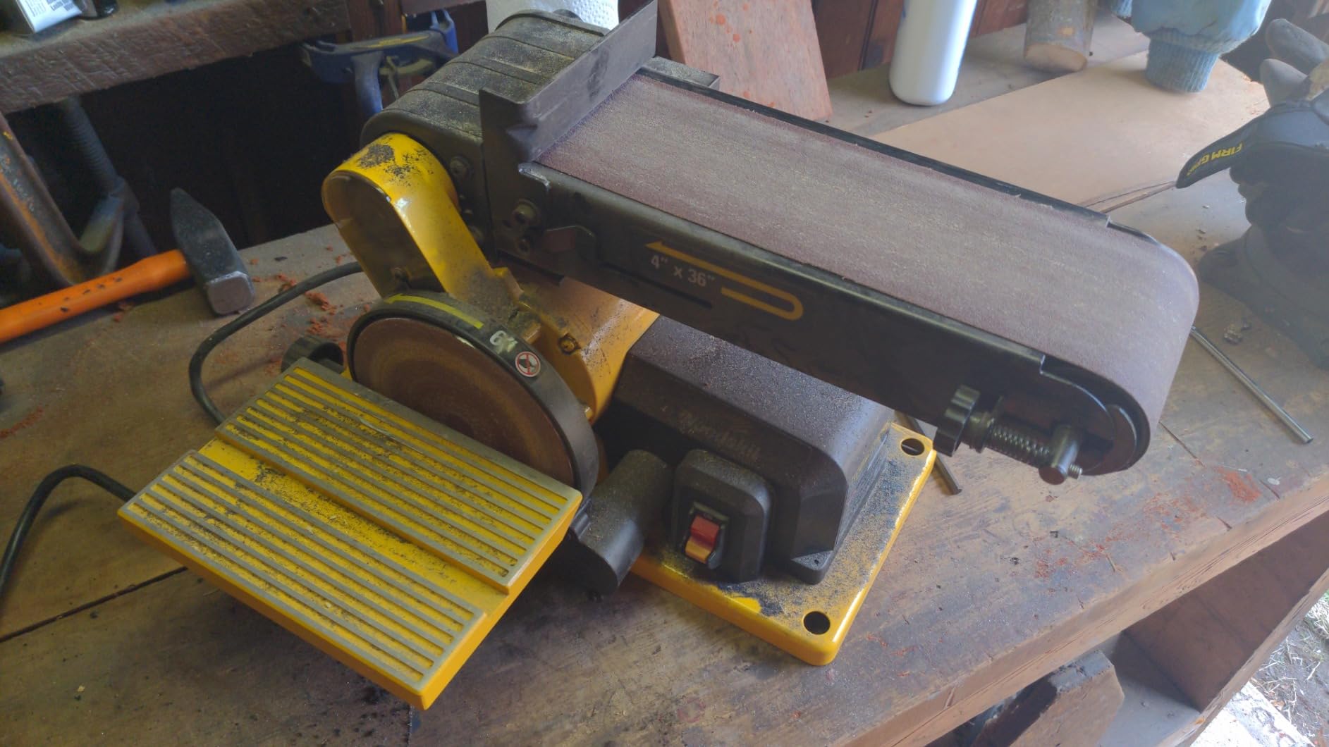 Woodskil 4.3A Belt Sander, 4 x 36 in. Belt & 6 in. Disc Sander, Double Dust Exhaust Port, Steel Base, 2Pcs Sandpapers Included customer photo 2
