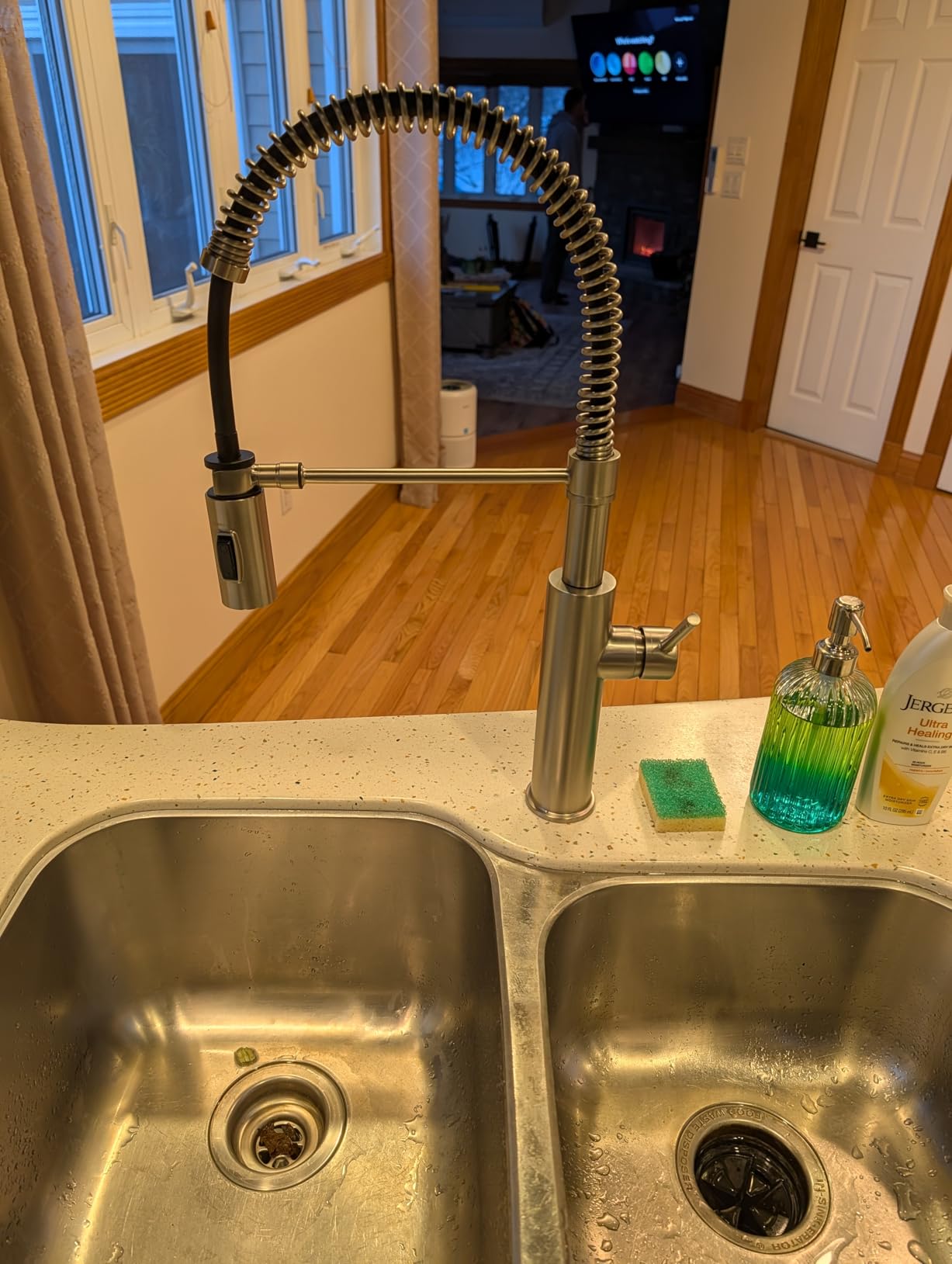 Delta Antoni Pro Style Commercial Kitchen Faucet with Pull Down Sprayer, Brushed Nickel Single Hole Kitchen Sink Faucet, Spotshield Stainless 18803-SP-DST customer photo 1