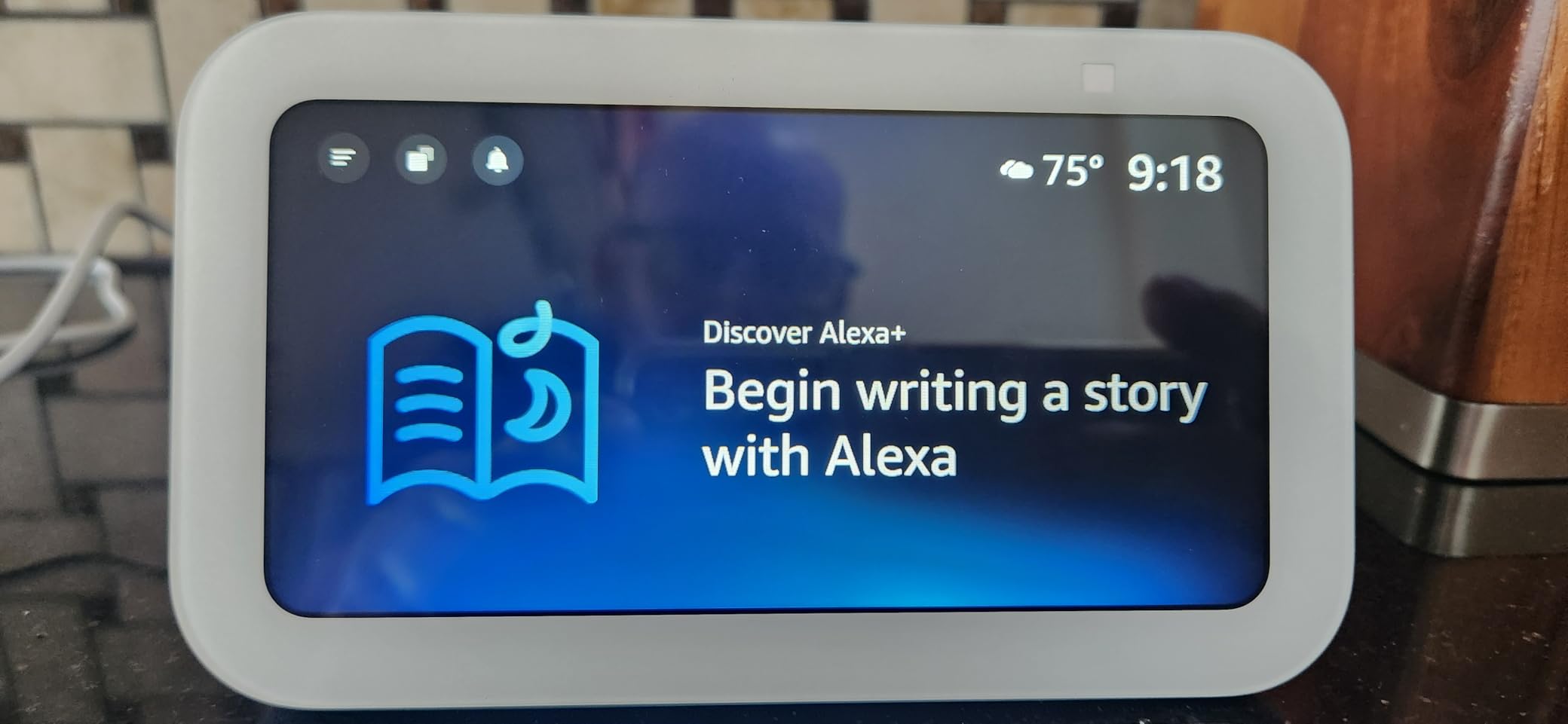 Amazon Echo Show 5 (newest model), Smart display, Designed for Alexa+, 2x the bass and clearer sound, Charcoal customer photo 1