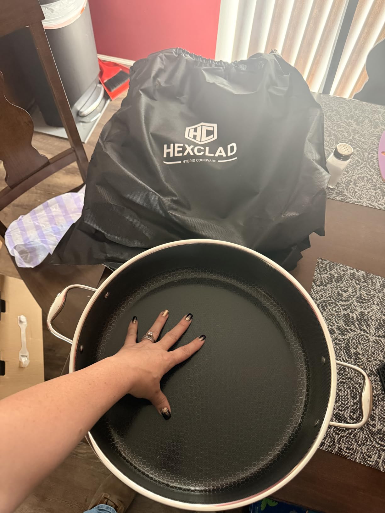 HexClad Hybrid Nonstick 7-Quart Sauté Pan with Tempered Glass Lid, Chicken Fryer, Stay-Cool Handles, Dishwasher-Friendly, Oven-Safe Up to 900°F, Induction Ready, Compatible with All Cooktops customer photo 2