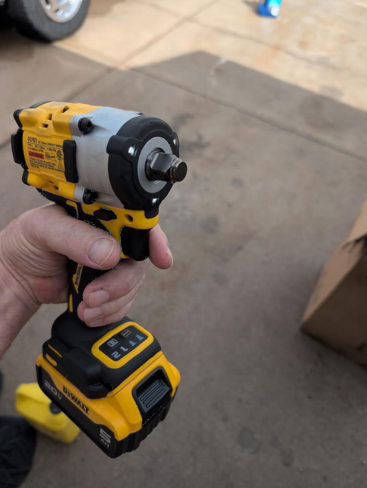 DEWALT ATOMIC 20V MAX* 1/2 in. Cordless Impact Wrench with Hog Ring Anvil (Tool Only) (DCF921B) customer photo 2