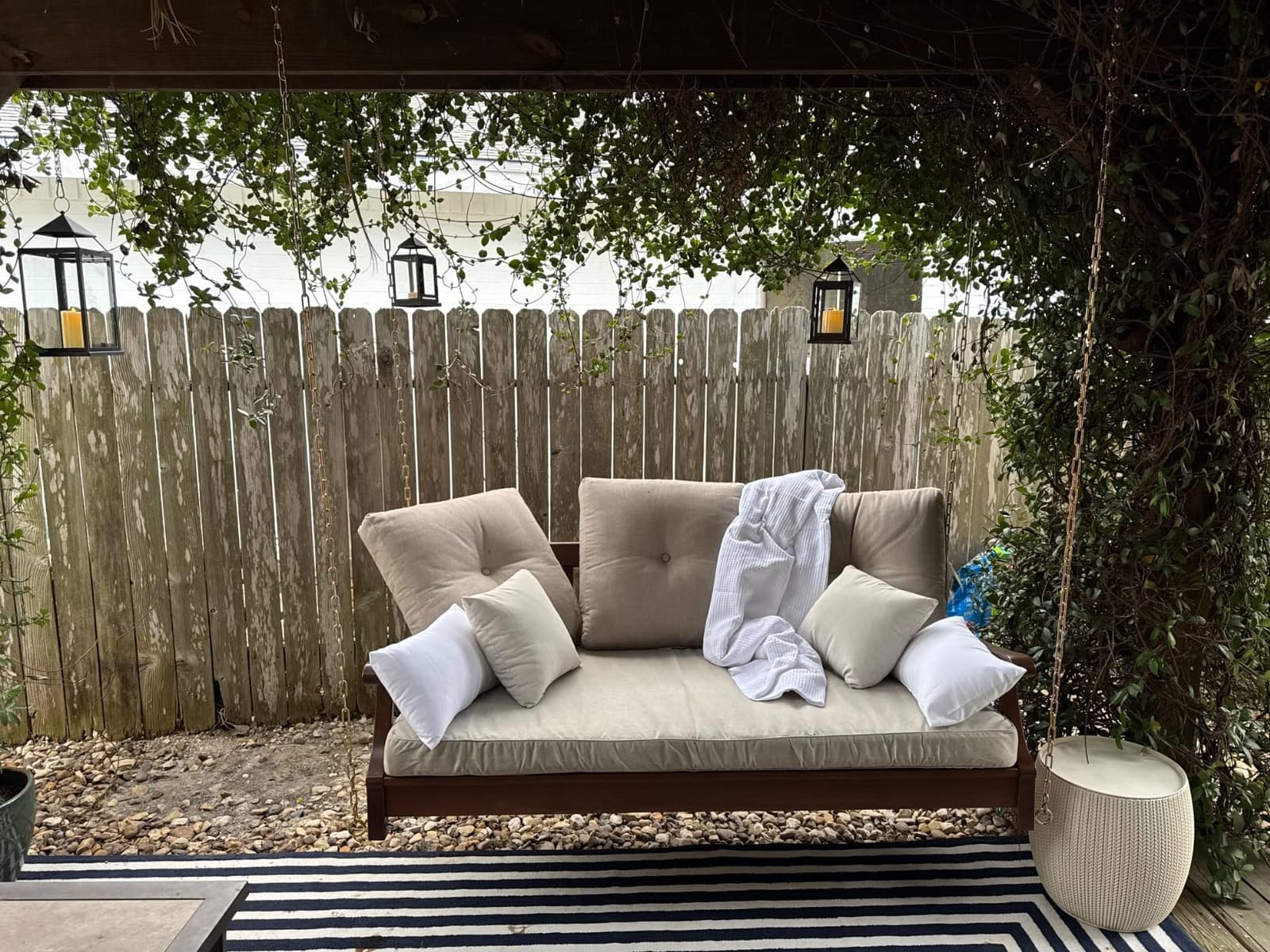 Cambridge Casual Bentley Solid Wood Mahogany Porch Swing, Natural Brown, Durable Weather-Resistant Outdoor Hanging Bench for Porch, Patio, Deck & Garden customer photo 2