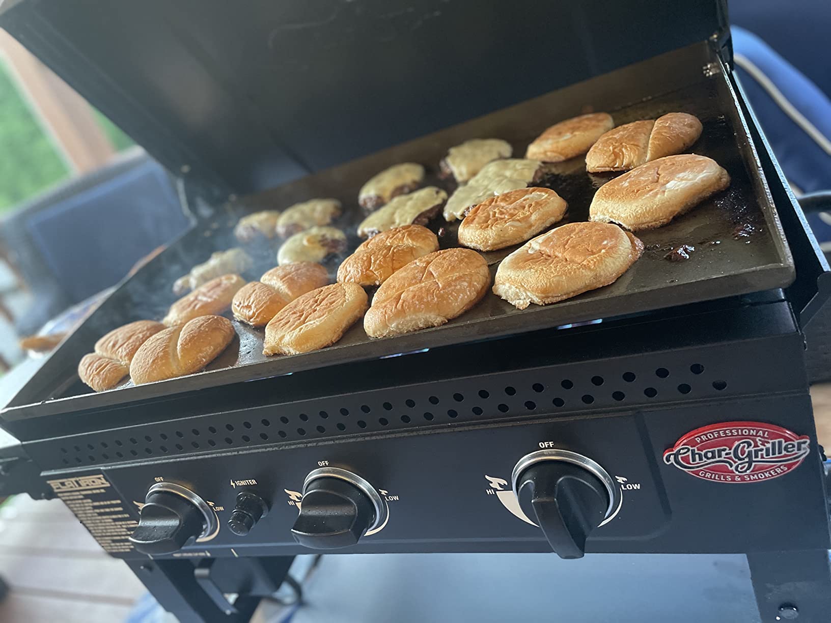 Char-Griller Flat Iron 3-Burner Propane Gas Flat-Top Griddle with Steel Griddle Top, Hinged Lid and Wind Guards, 520 Sq.In. customer photo 1