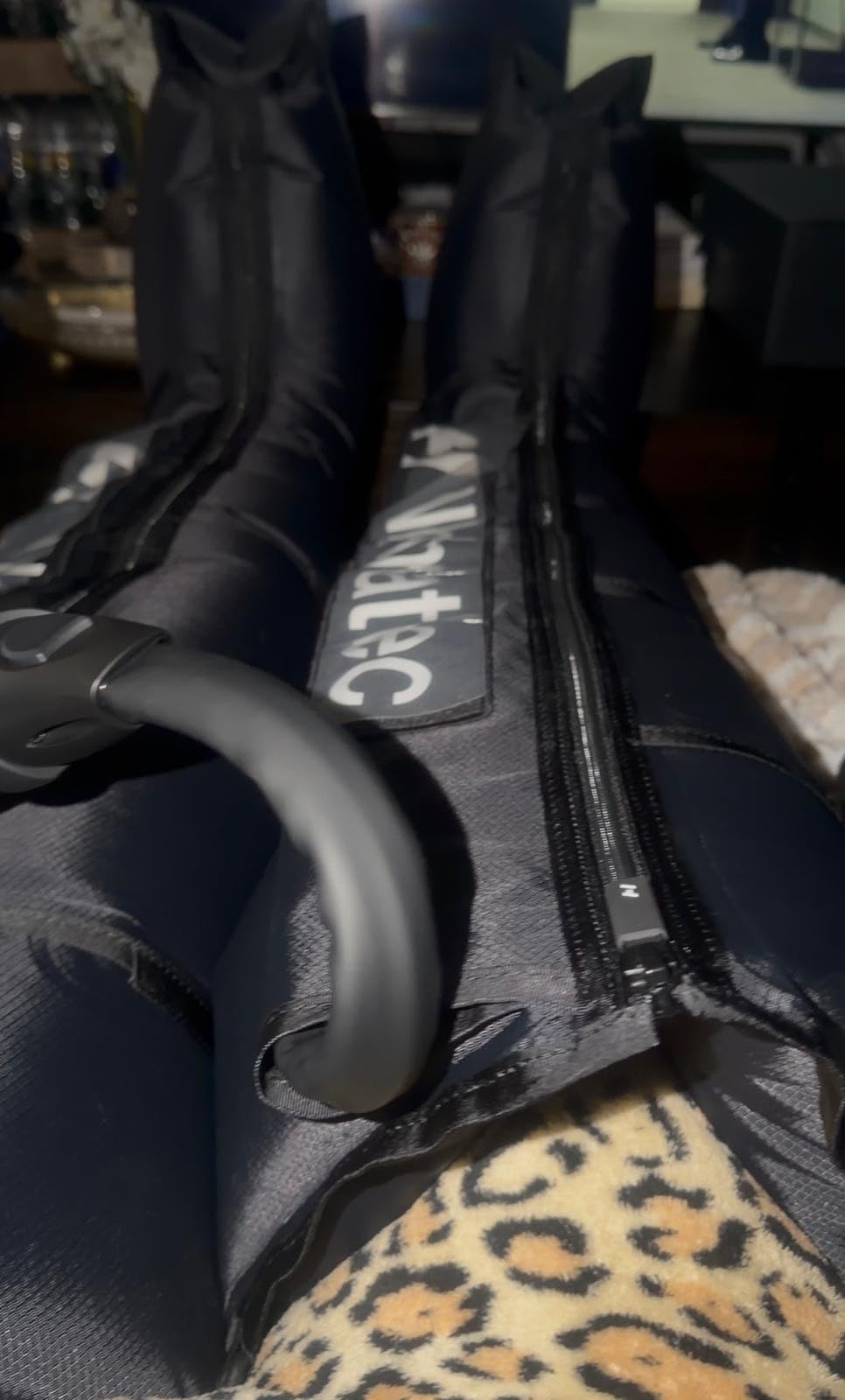 Hyperice Normatec 3 Legs Compression Boots Full Leg Recovery Size Standard customer photo 2