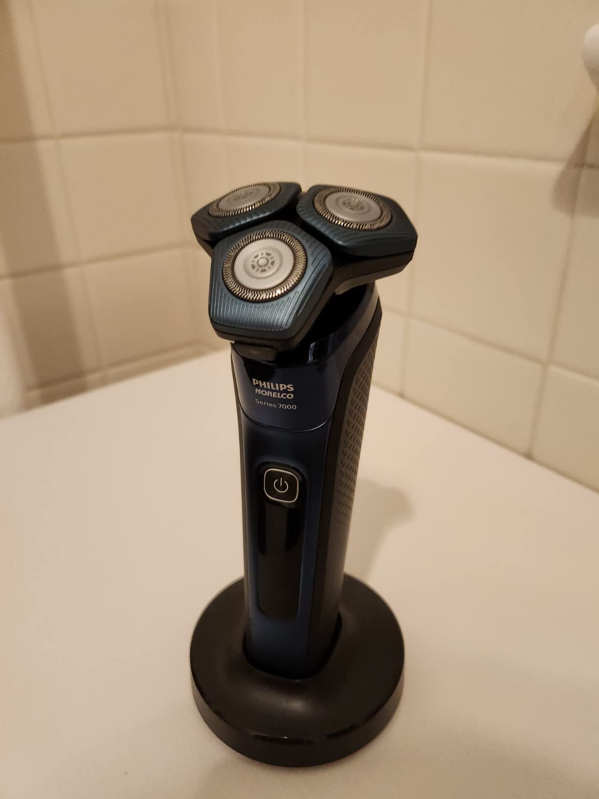 Philips Norelco 7800 Electric Shaver, Black customer photo 2