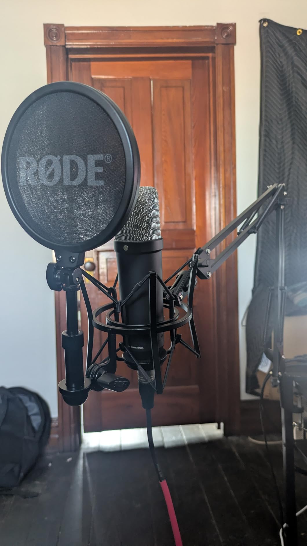 RODE NT1 5th Gen Large-Diaphragm Studio Condenser Microphone - XLR & USB Outputs - Shock Mount & Pop Filter Included - Music Production, Vocal Recording, Podcasting - Black - Professional Audio customer photo 2