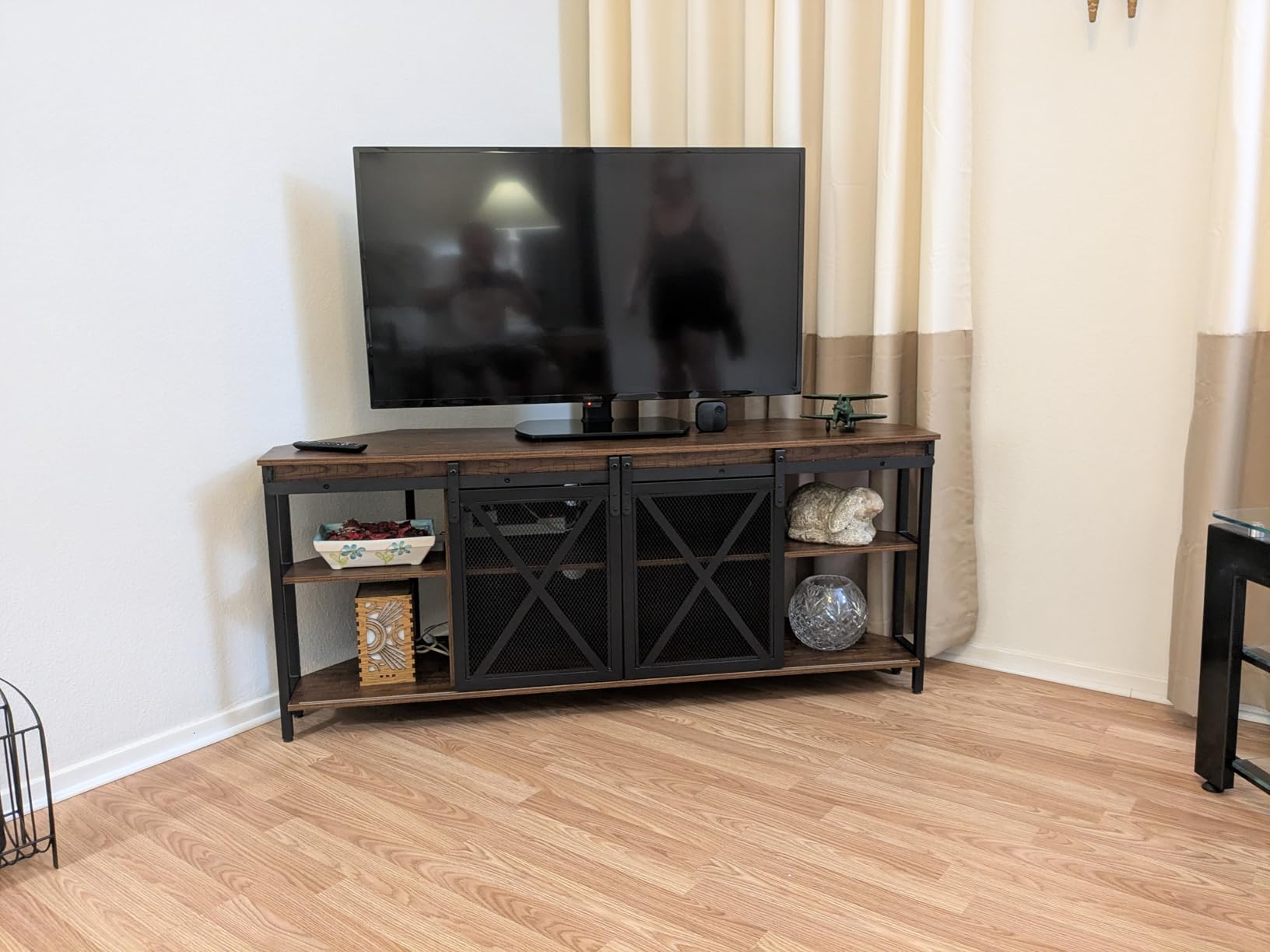 HOMISSUE Corner TV Stand for 55 Inch TV, Rustic Corner Entertainment Center with Storage, Industrial Media Console Table with Sliding Barn Door, Entertainment Center for Living Room, Brown customer photo 1