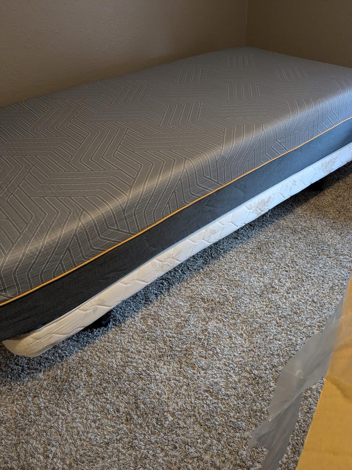 EGOHOME 12 Inch Queen Mattress, Copper Gel Cooling Memory Foam for Back Pain Relief, Therapeutic Bed in a Box, Foam Made in USA, CertiPUR-US Certified, 60x80x12 Black customer photo 2