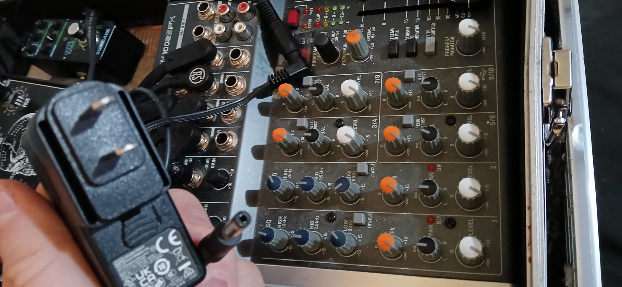 Behringer Xenyx 1002SFX 10-channel Analog Streaming Mixer customer photo 2