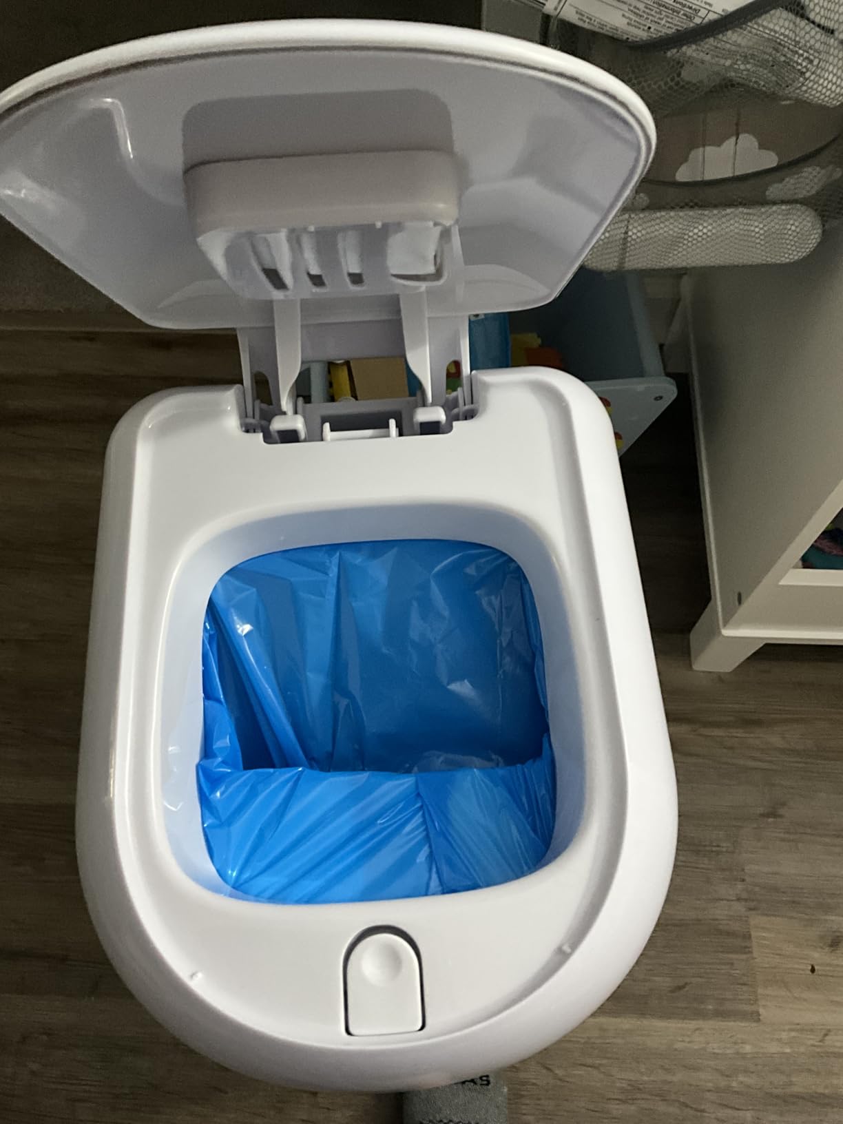 Diaper Genie Platinum Pail | Hands-free odour-locking diaper pail (white) includes Easy Roll tear-off bags holding up to 846 newborn diapers customer photo 1