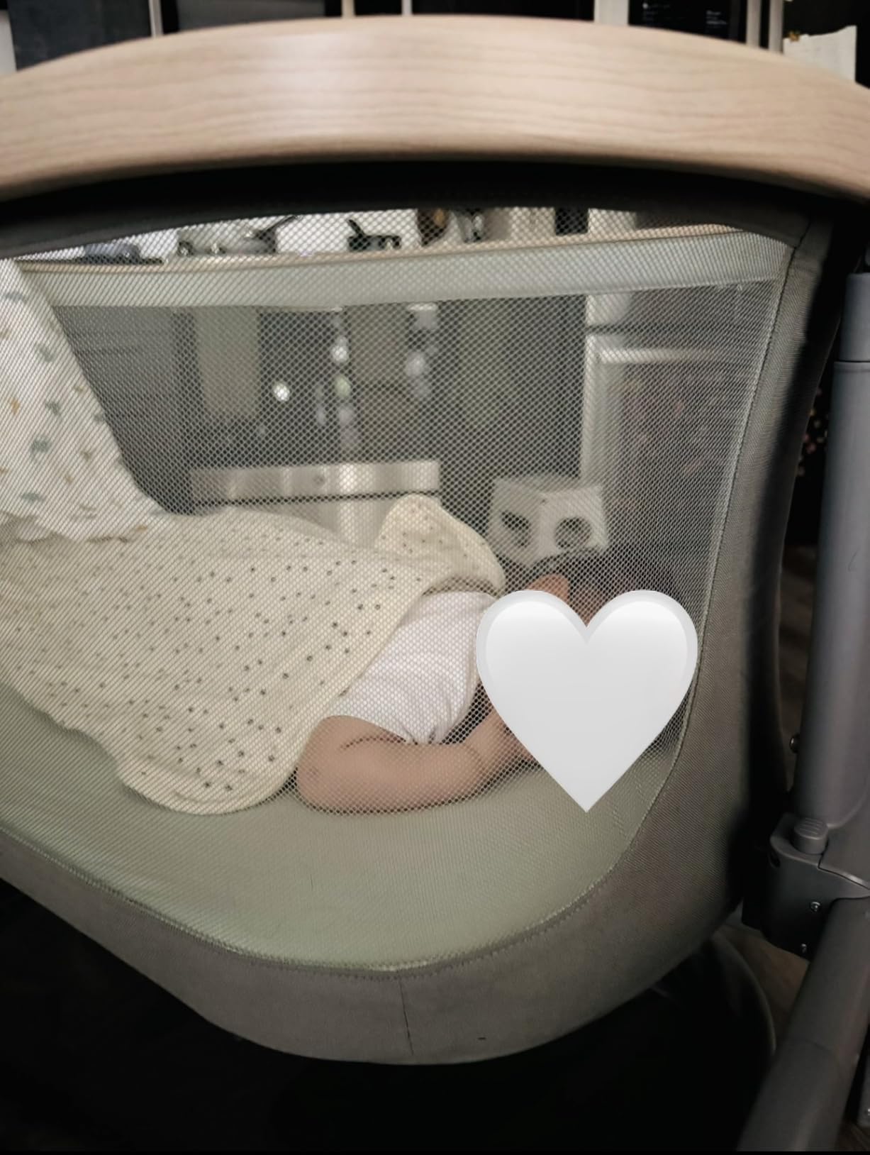 Maxi-Cosi Iora Baby Bassinets Bedside Sleeper, Portable Bassinet, Infant Bedside Sleeper Crib, Height Adjustable, Breathable Mesh, Large Storage Basket, Classic Slate customer photo 2