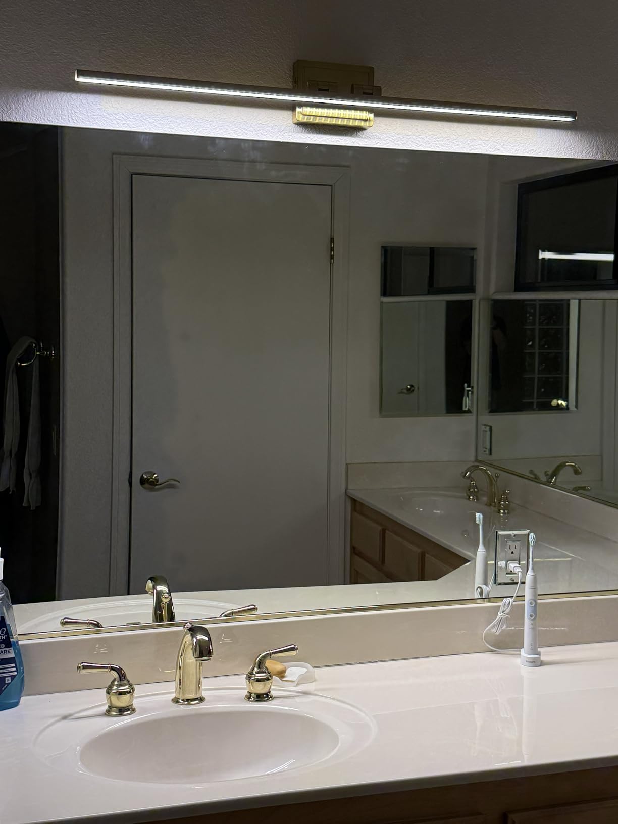 VOLISUN Modern Bathroom Vanity Light 48 inch, Rotatable, 30W Dimmable 5CCT Led Bathroom Light Fixture Over Mirror, Black Bar Vanity Light for Bathroom Mirror Cabinets-ETL Certificated customer photo 1