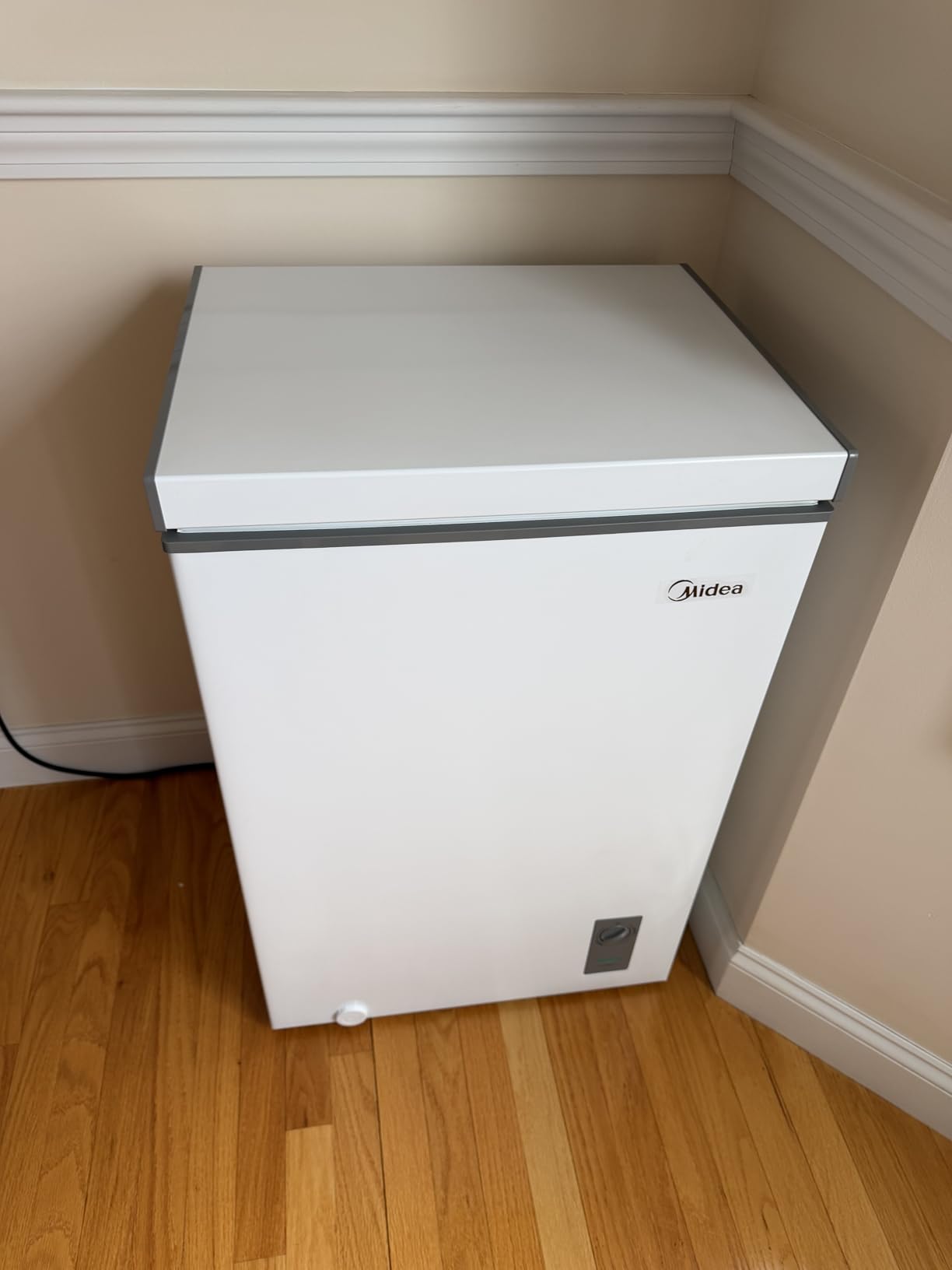 Midea MERC04C4BAWW Chest Freezer, 3.5 Cubic Feet Freezer With Removable Basket, Interior LED Light, Adjustable Temperature, For Kitchen Apartment Office, White customer photo 1