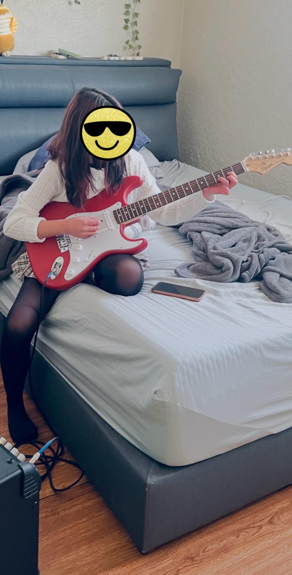 Fender Squier Debut Series Stratocaster Electric Guitar, Beginner Guitar, with 2-Year Warranty, Includes Free Lessons, Black with Matte Finish customer photo 2