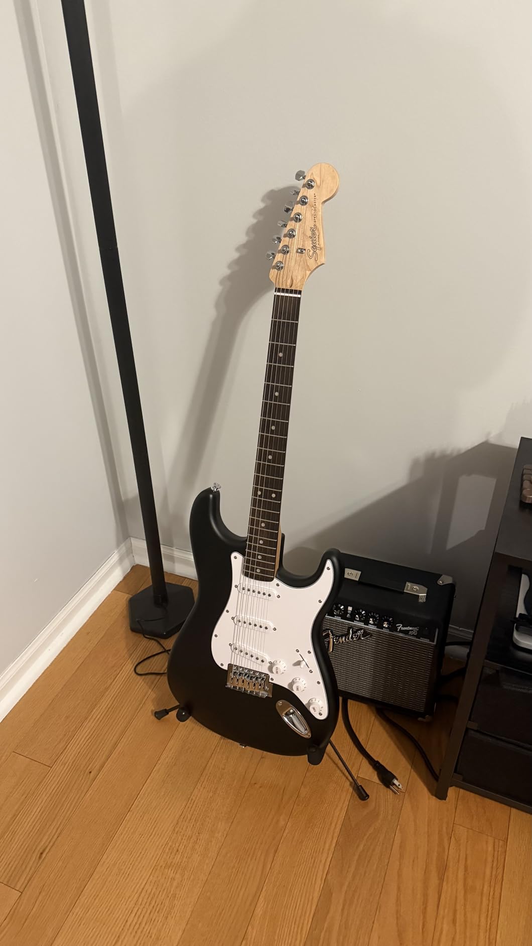 Fender Squier Debut Series Stratocaster Electric Guitar Kit, Beginner Guitar Kit, with 2-Year Warranty, with Padded Gig Bag, Frontman 10G Amp, Strap, and More, Includes Free Lessons, Black customer photo 1