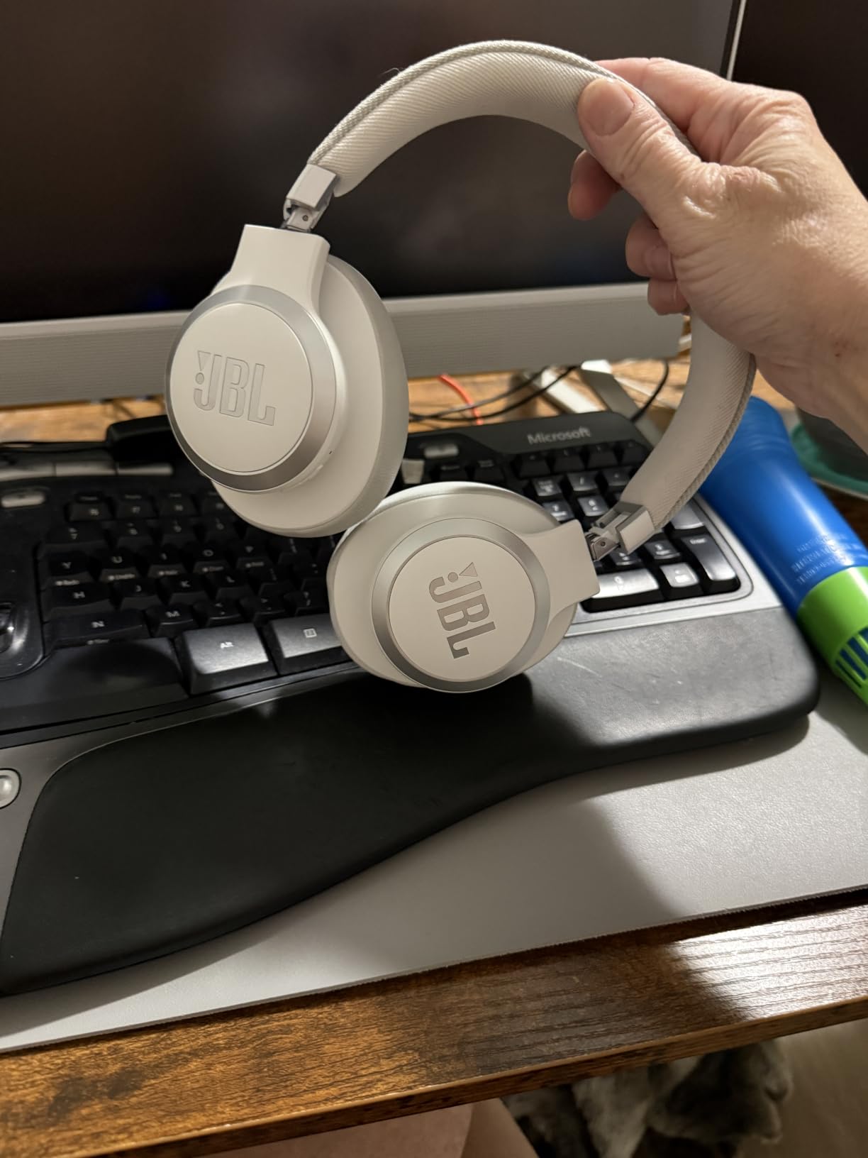 JBL Live 770NC - Wireless Over-Ear Headphones with True Adaptive Noise Cancelling with Smart Ambient, Up to 65 Hours of Battery Life, Comfort-fit Fabric Headband & Carrying Pouch (Black) customer photo 1