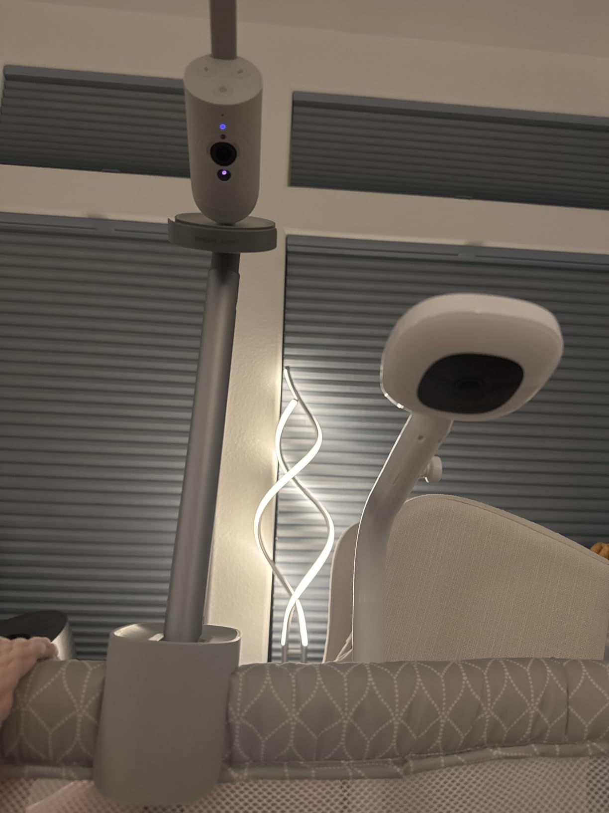 Philips Avent Premium Connected Baby Monitor, Smart Baby Monitor with App, 1080p Camera, SenseIQ Sleep & Breathing Motion Tracking, Cry Detection & Translation, Two-Way Audio, Night Vision, SCD973/37 customer photo 2