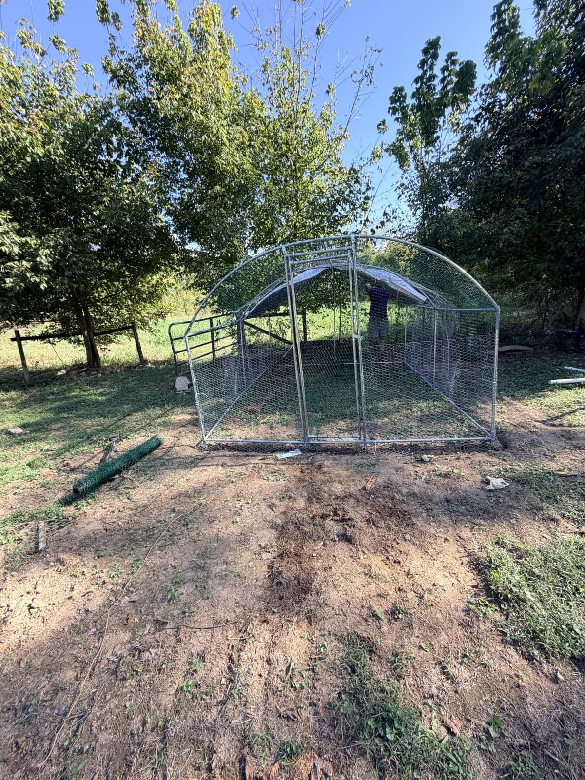 VEVOR Large Metal Chicken Coop with Run, 9.8x26.5x6.5 ft Walk-in Chicken Runs for Yard with Cover, Spire Roof Hen House with Security Lock for Outdoor and Backyard, Farm, Duck Rabbit Cage Poultry Pen customer photo 1