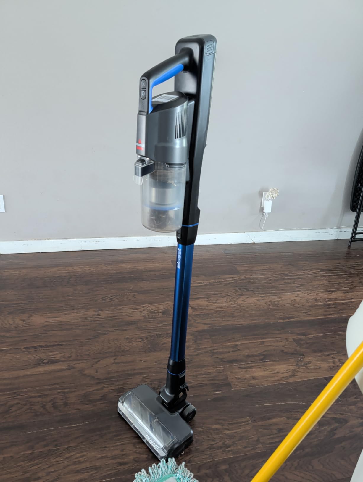 Bissell PowerClean FurFinder 200W Self-Standing Cordless Vacuum w/Tangle Free Brush Roll, Strong Suction, Removeable Battery, Wall Mount, Upholstery Tool & Bright Headlights customer photo 1